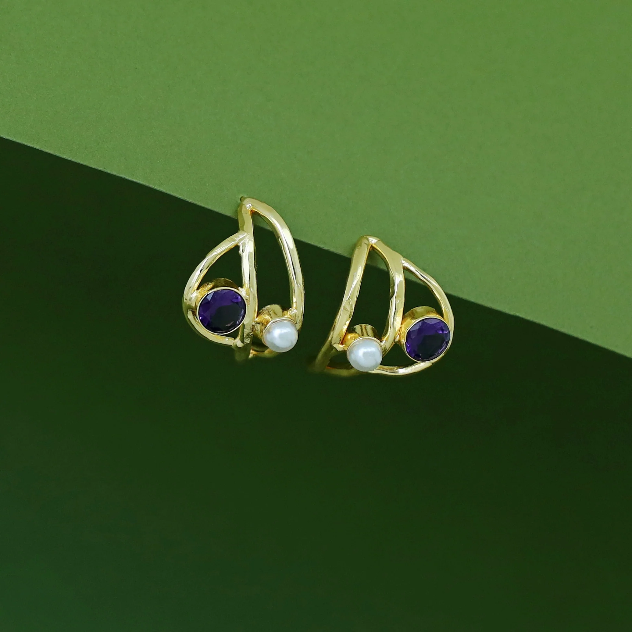 Sanaya Curvy Hammered Pearl Glossy Earring - Image 5