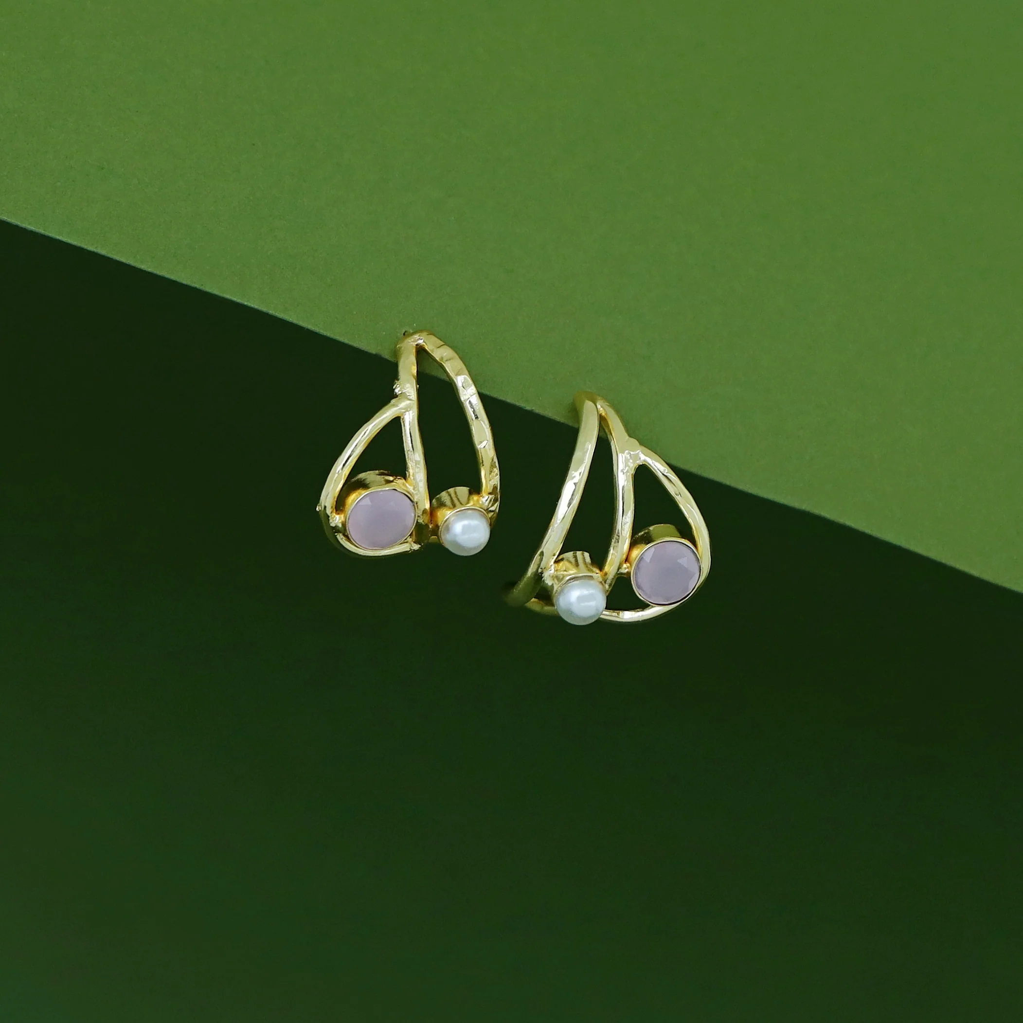 Sanaya Curvy Hammered Pearl Glossy Earring - Image 6