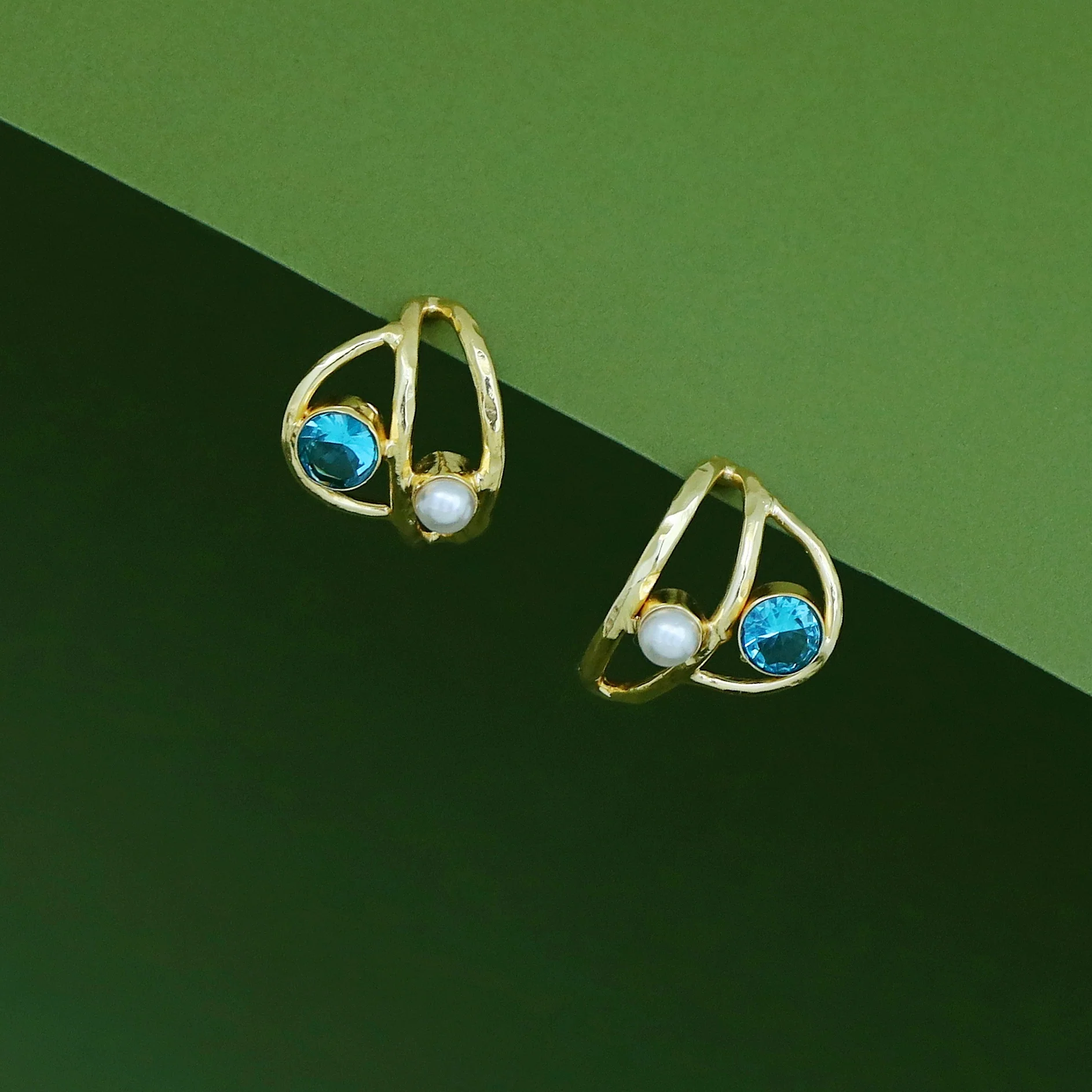 Sanaya Curvy Hammered Pearl Glossy Earring - Image 7