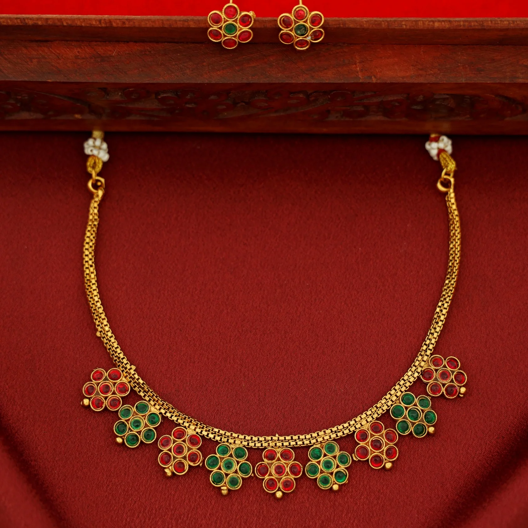 Sarisha 9 Flower Short Neckpiece With Stud - Image 2