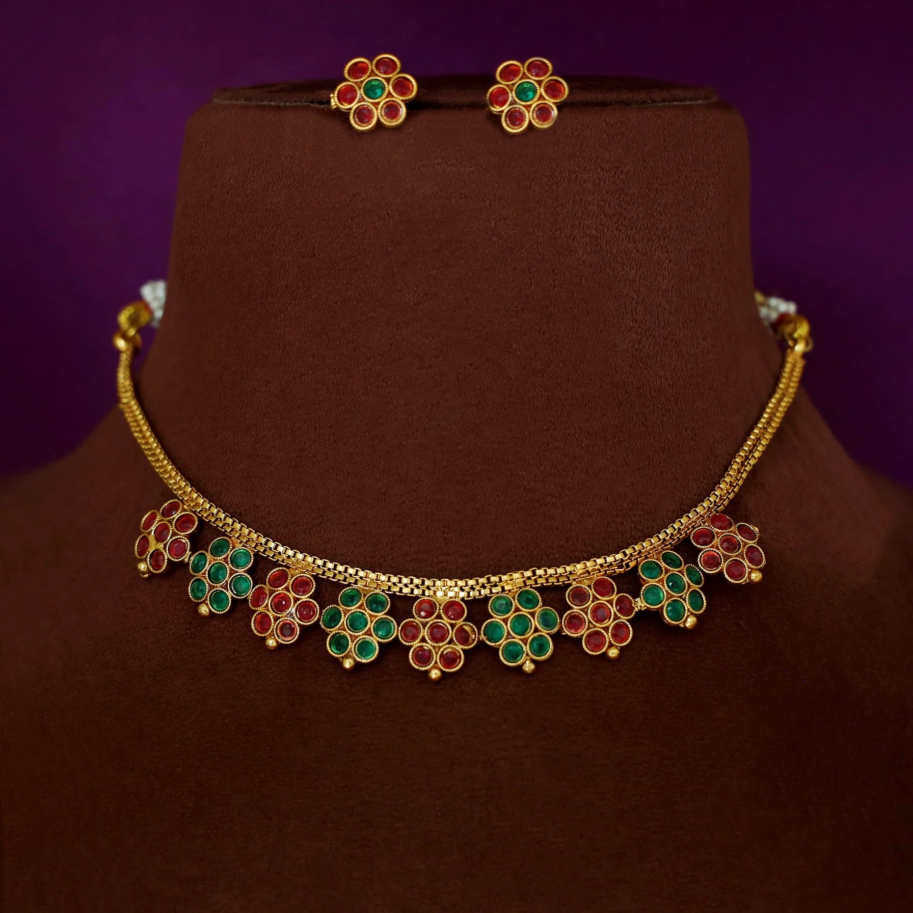 Sarisha 9 Flower Short Neckpiece With Stud - Image 3