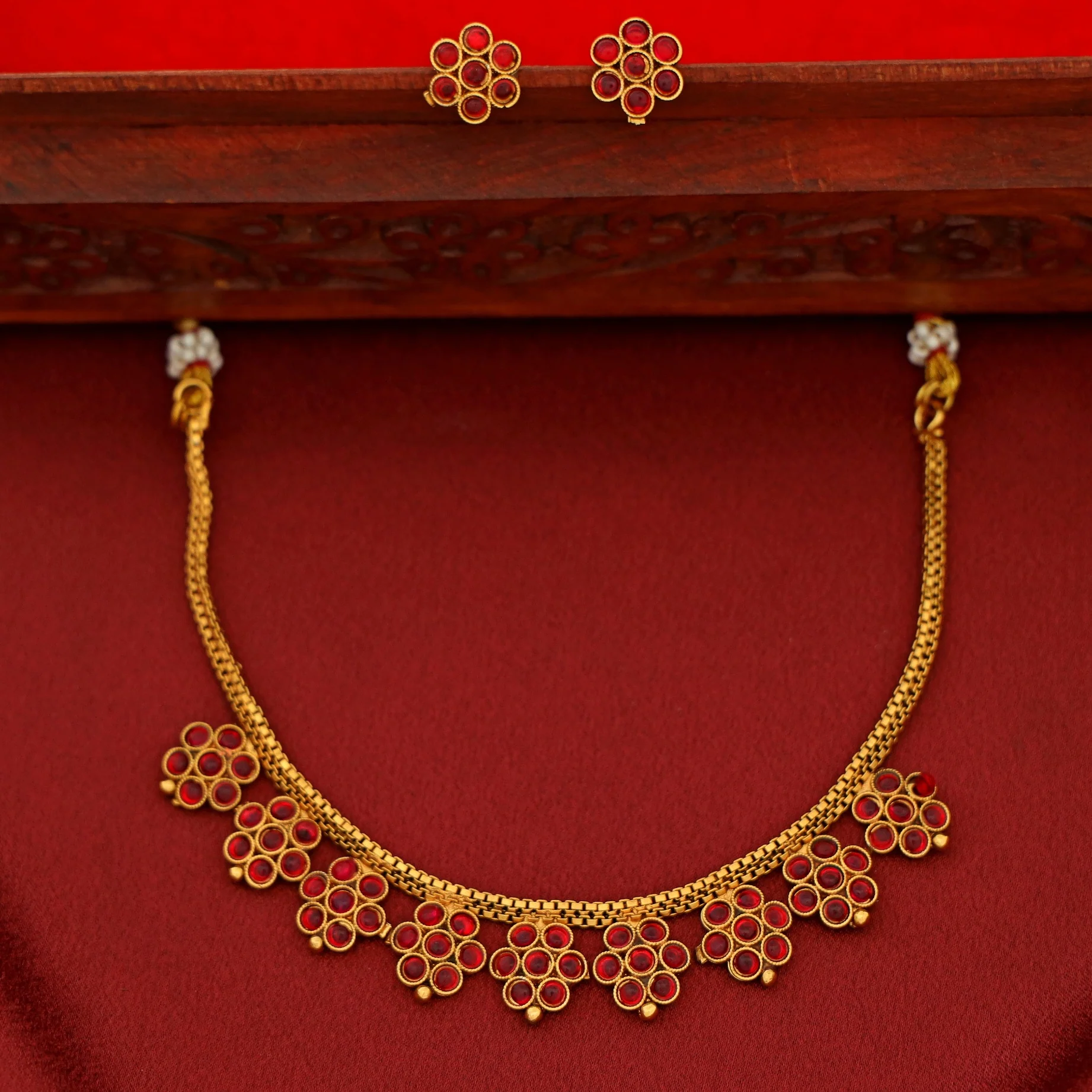 Sarisha 9 Flower Short Neckpiece With Stud - Image 4