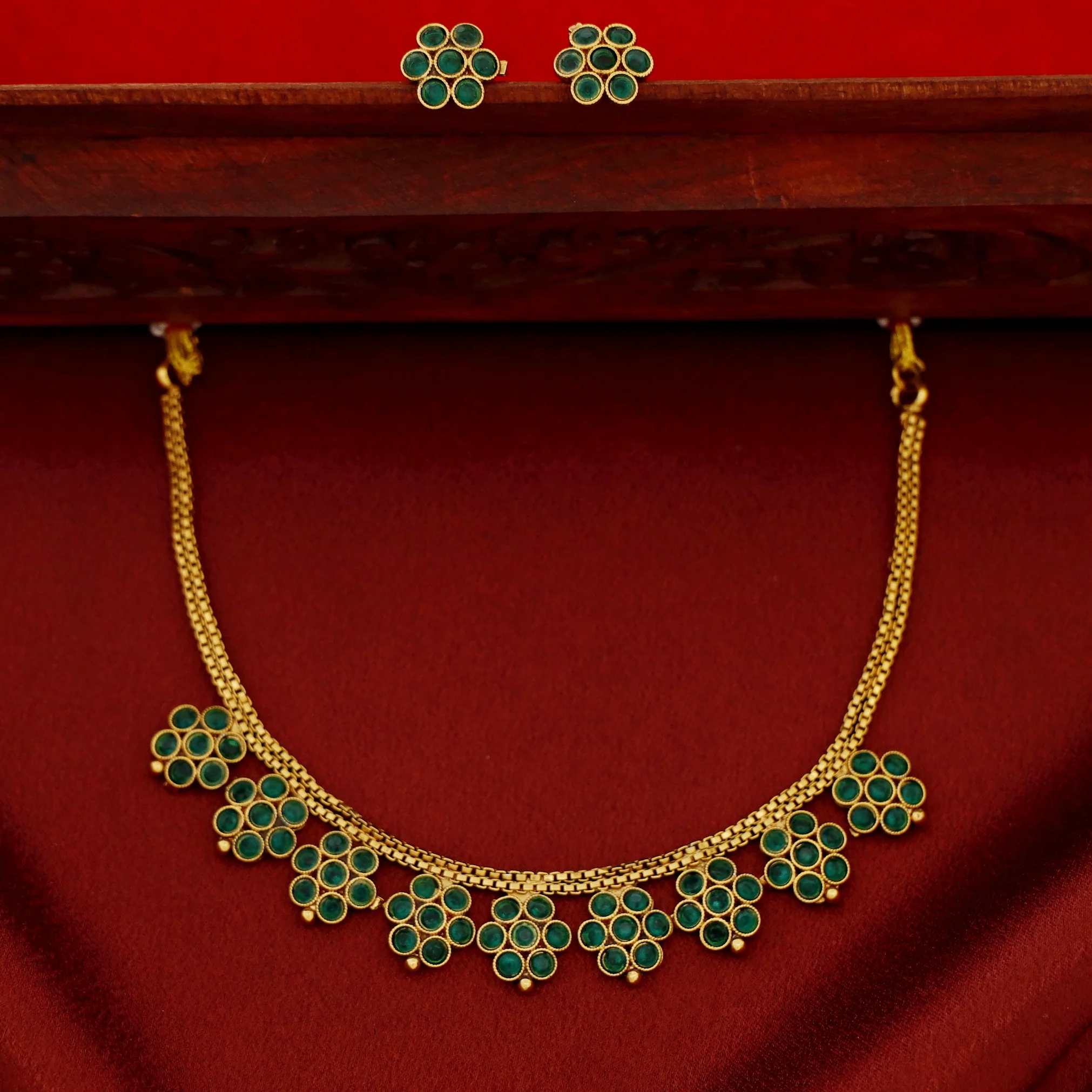 Sarisha 9 Flower Short Neckpiece With Stud - Image 5