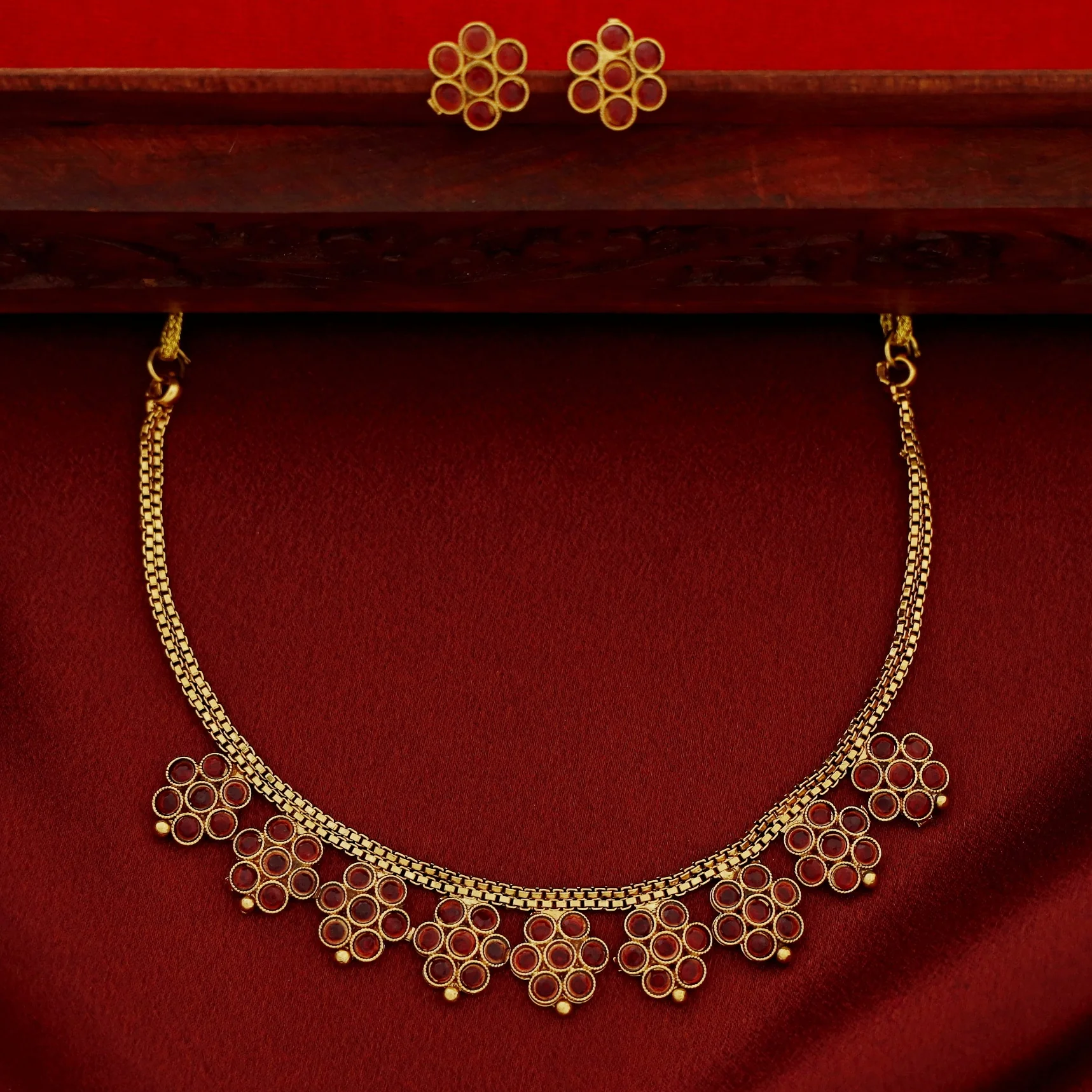 Sarisha 9 Flower Short Neckpiece With Stud - Image 8