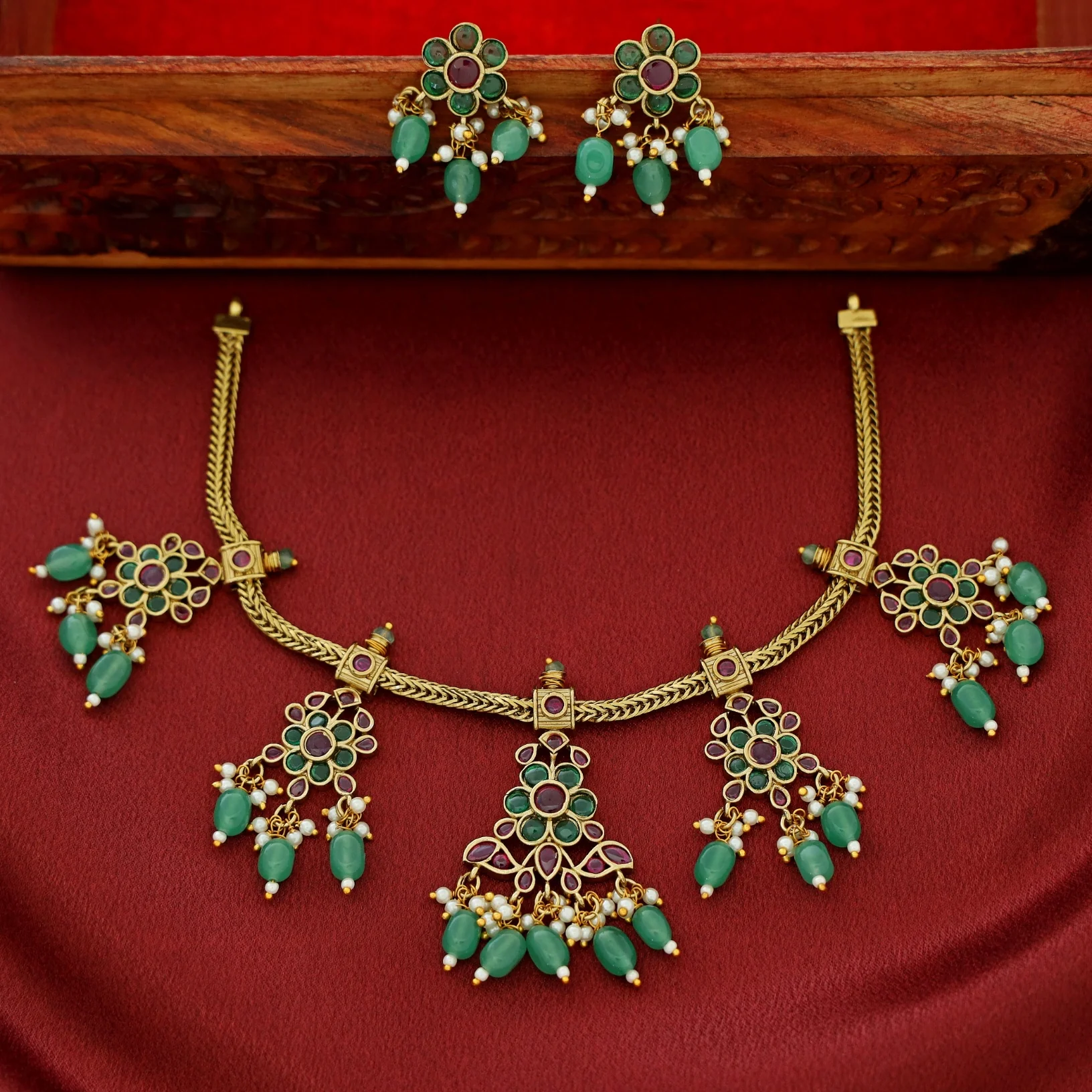 Sayanika Flower Kemp Stone Neckpiece With Earring - Image 4