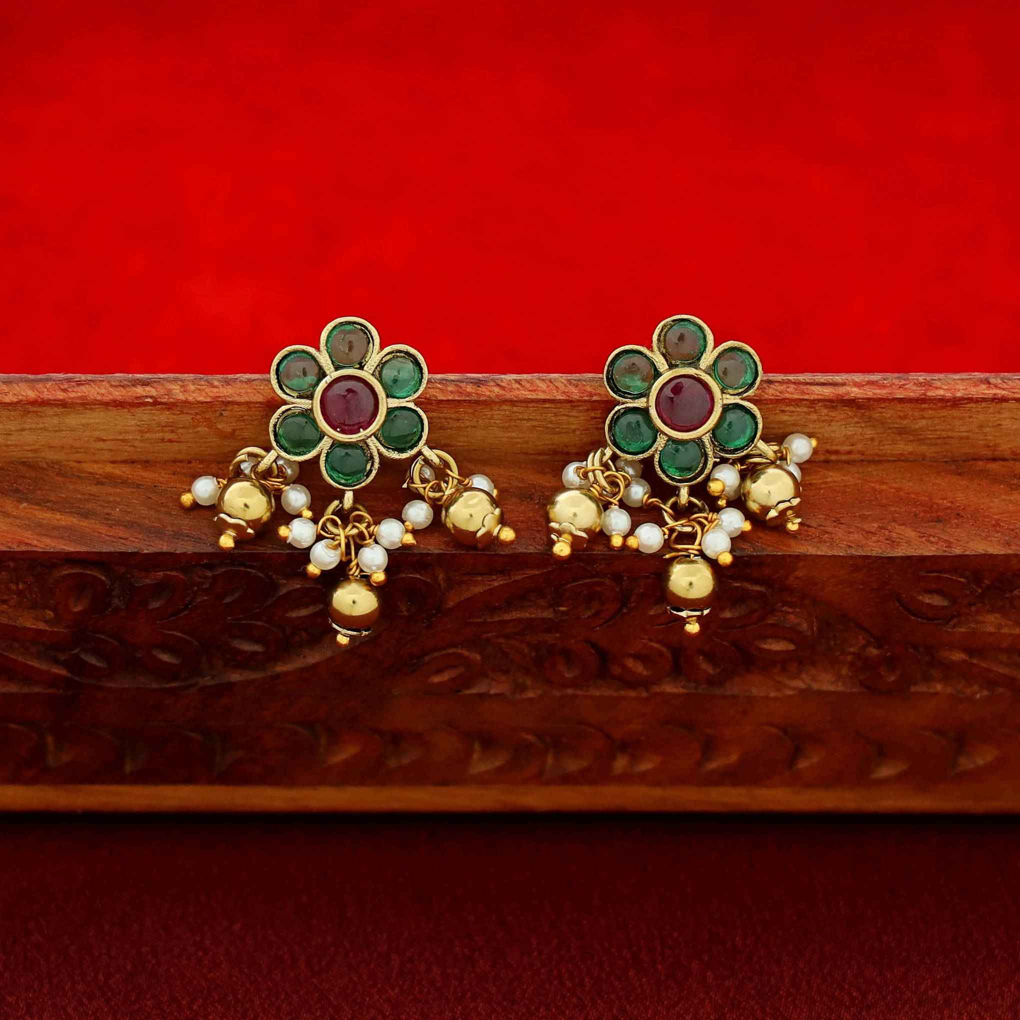 Sayanika Flower Kemp Stone Neckpiece With Earring - Image 6