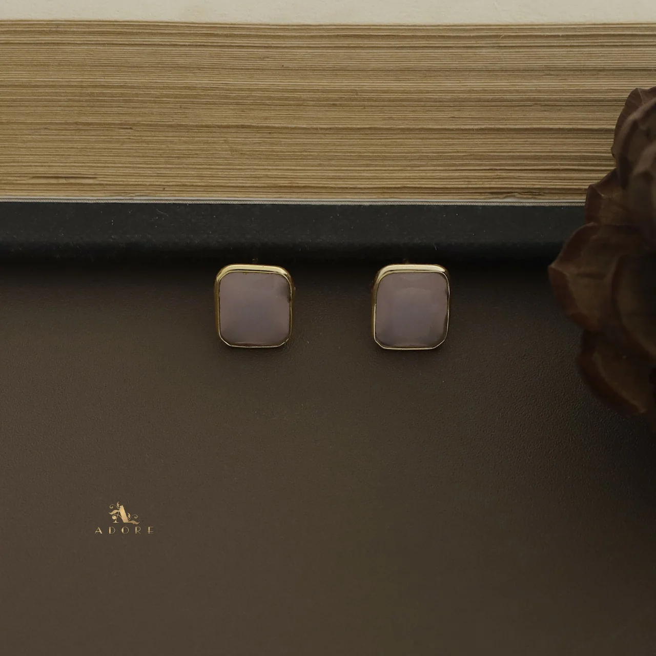 Seira Glossy Rectangle Neckpiece With Stud - Image 10
