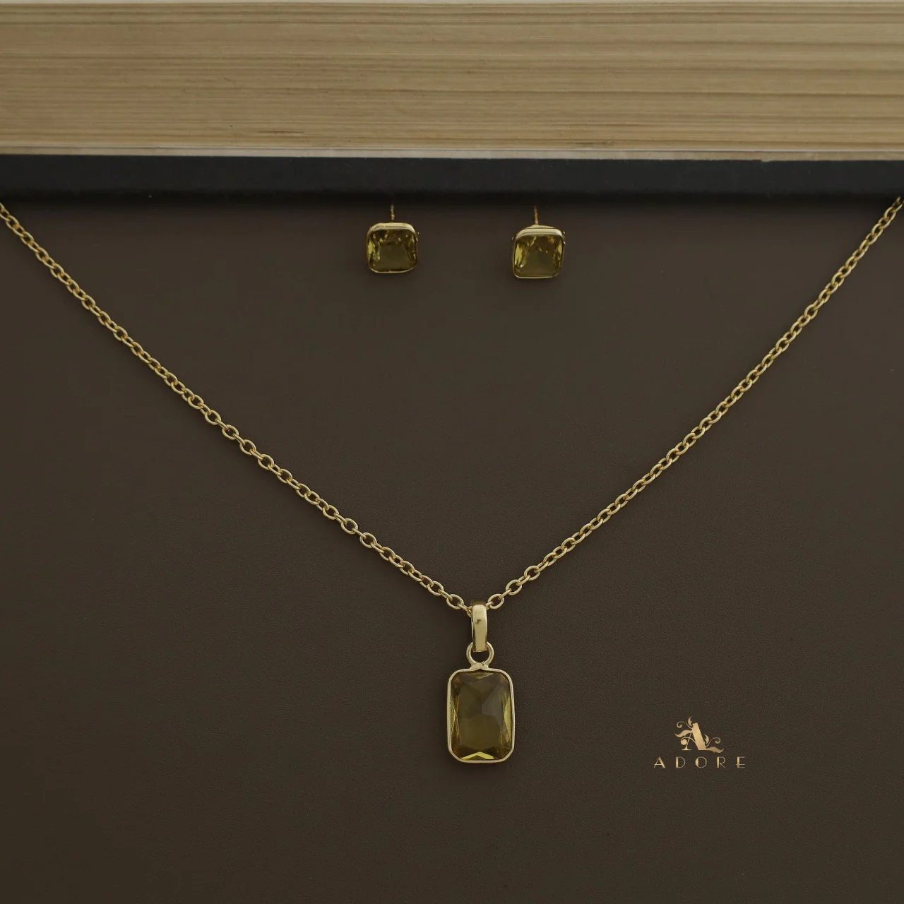 Seira Glossy Rectangle Neckpiece With Stud - Image 11