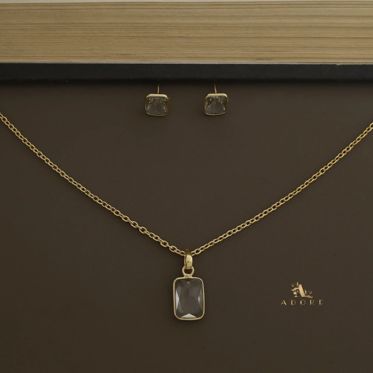 Seira Glossy Rectangle Neckpiece With Stud - Image 12
