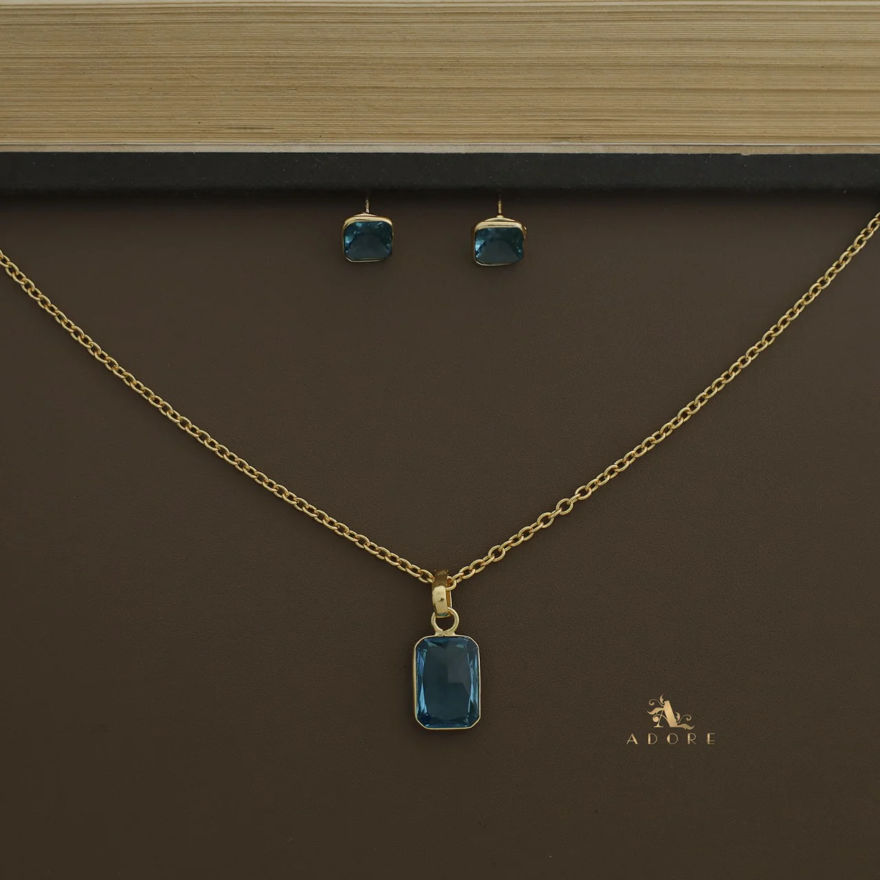 Seira Glossy Rectangle Neckpiece With Stud - Image 13