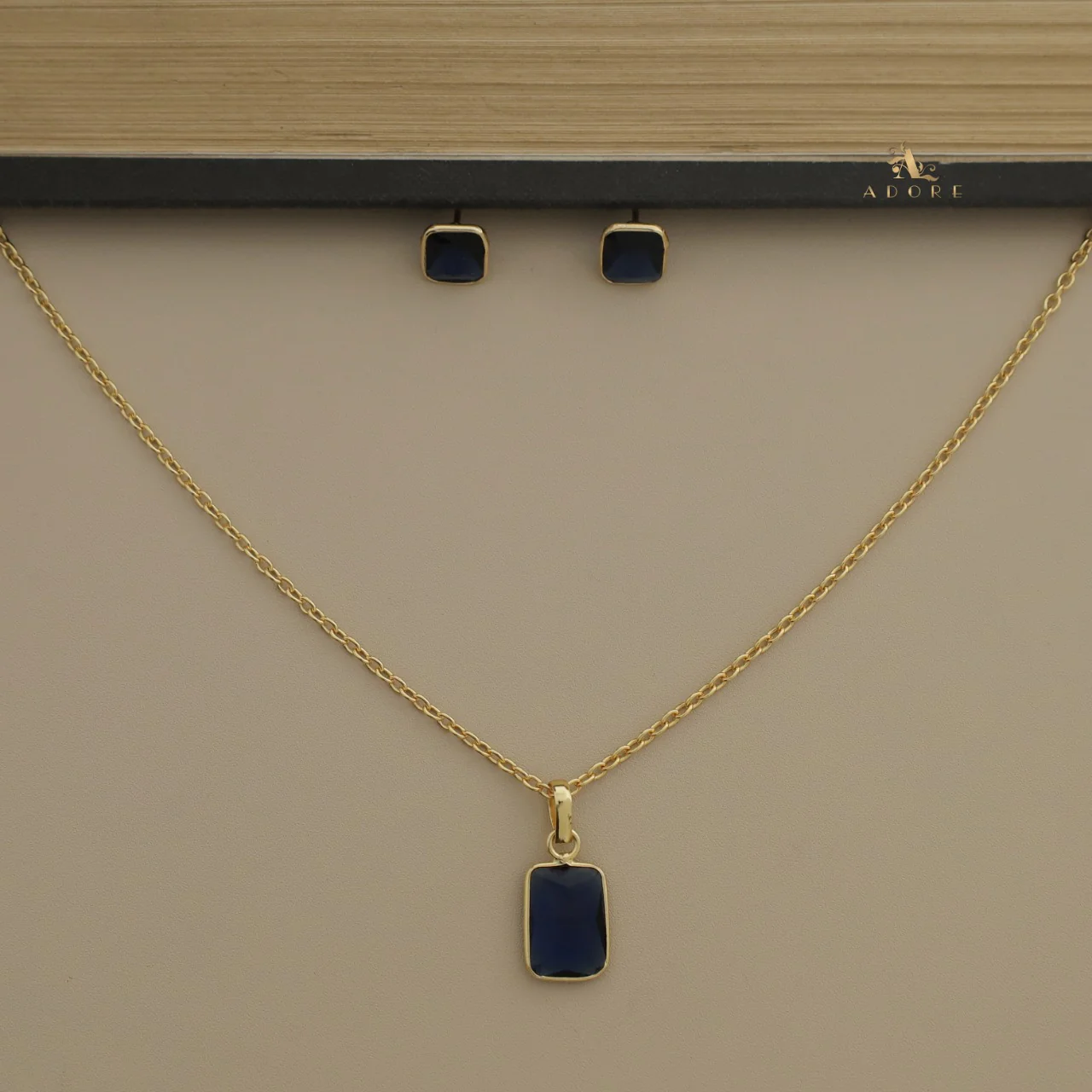 Seira Glossy Rectangle Neckpiece With Stud - Image 17