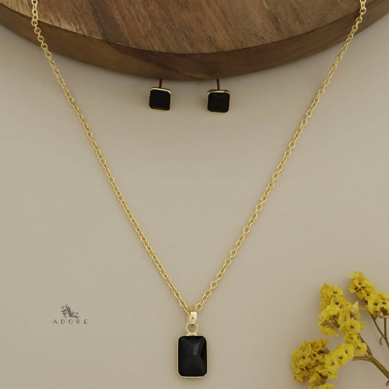 Seira Glossy Rectangle Neckpiece With Stud - Image 18