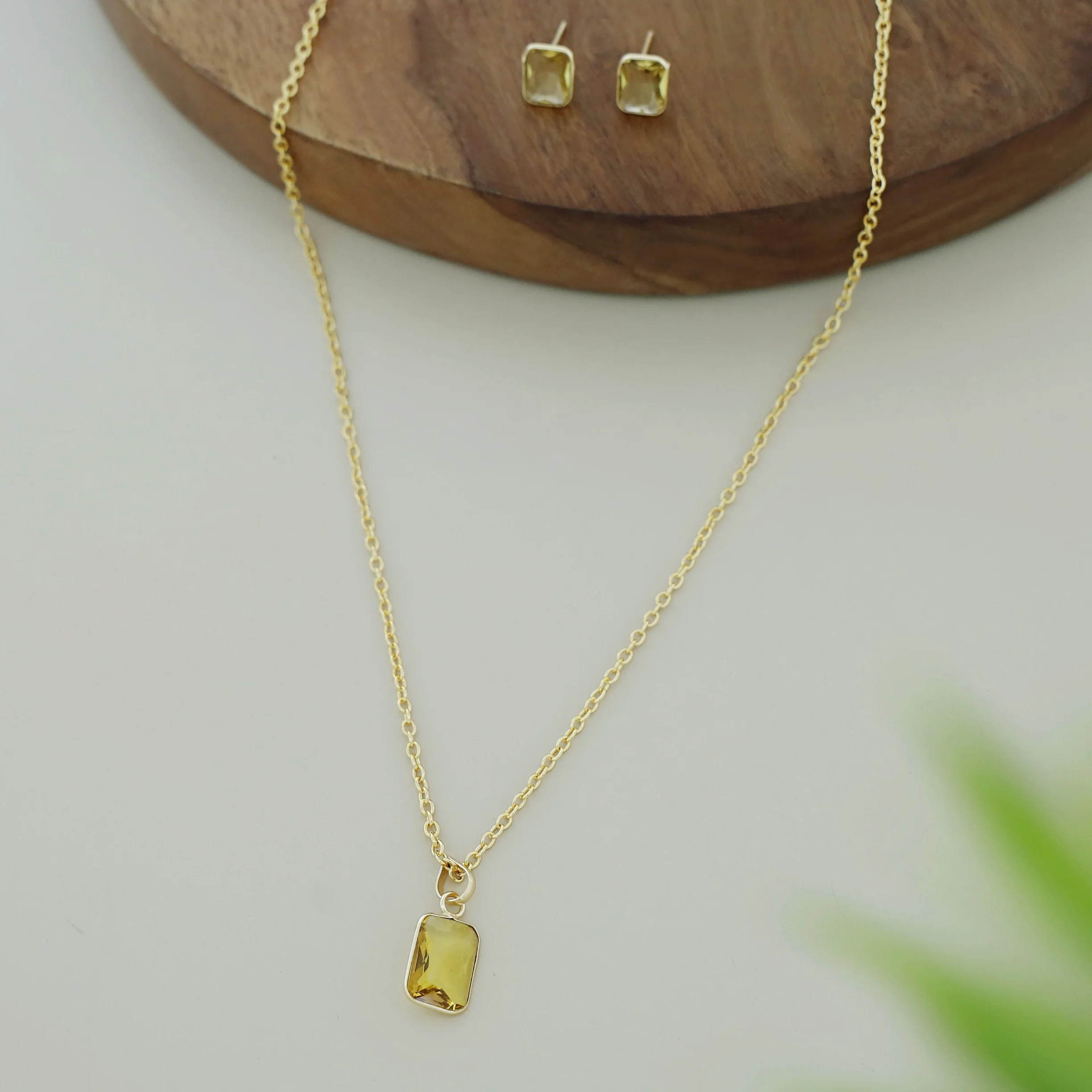 Seira Glossy Rectangle Neckpiece With Stud - Image 4