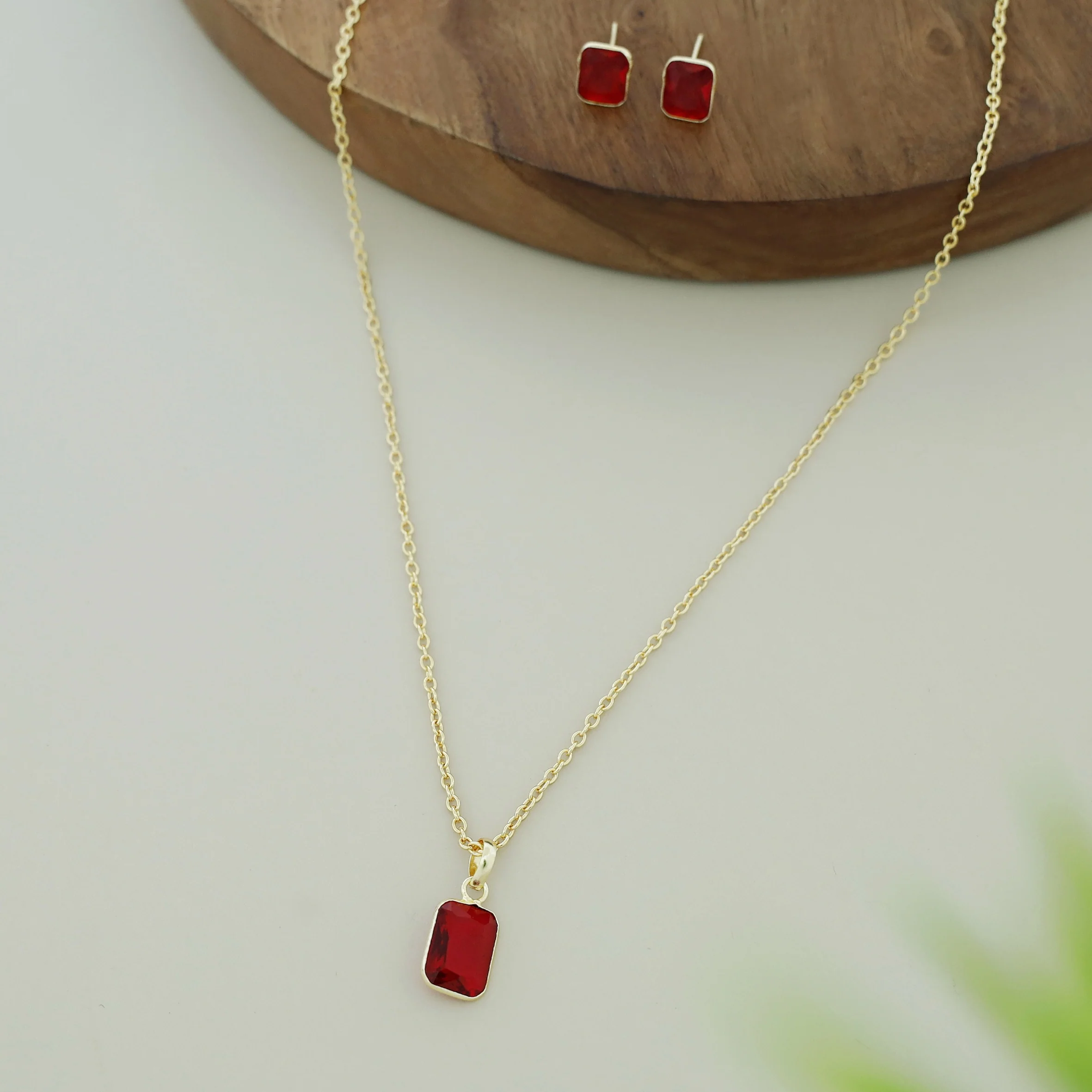Seira Glossy Rectangle Neckpiece With Stud - Image 5
