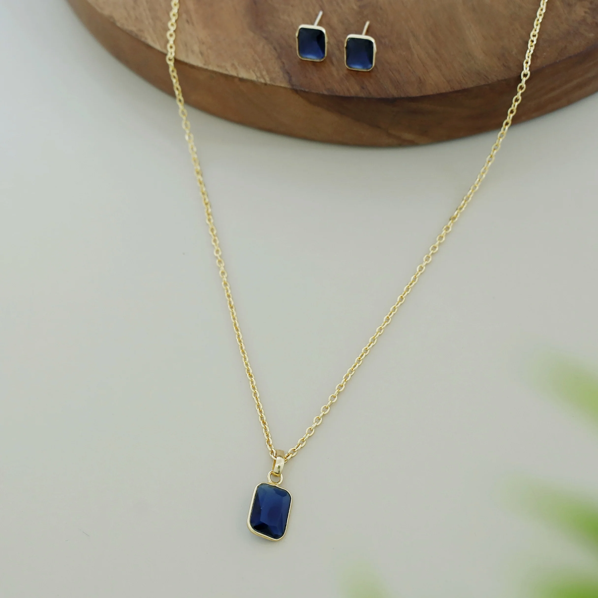 Seira Glossy Rectangle Neckpiece With Stud - Image 8