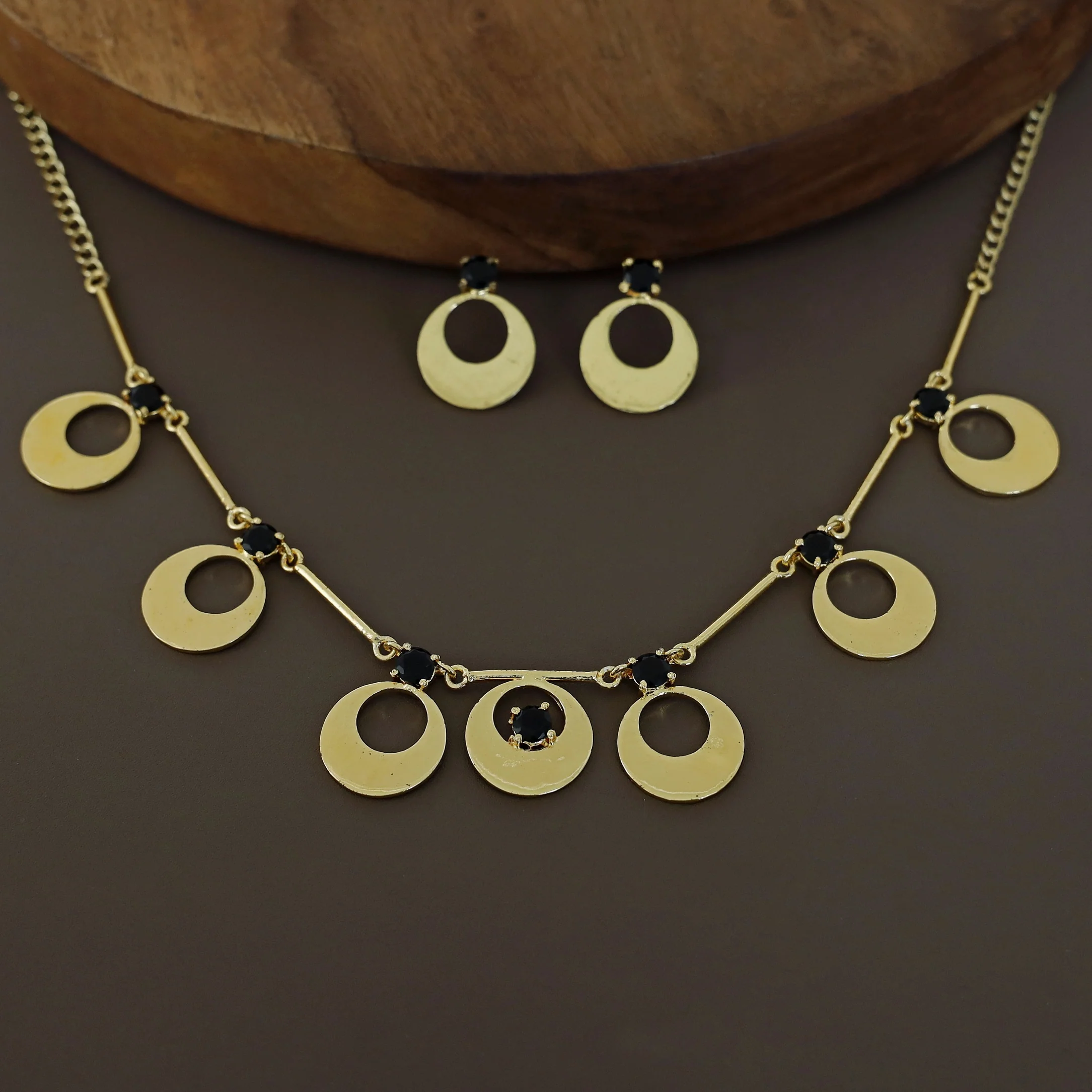 Serena Circle Glossy Neckpiece With Earring - Image 2