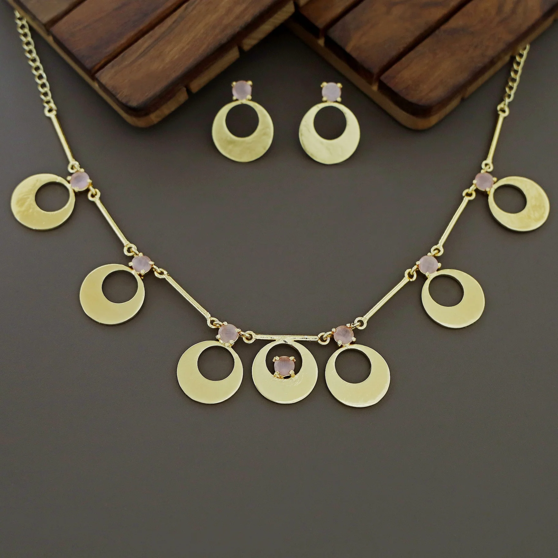 Serena Circle Glossy Neckpiece With Earring - Image 4
