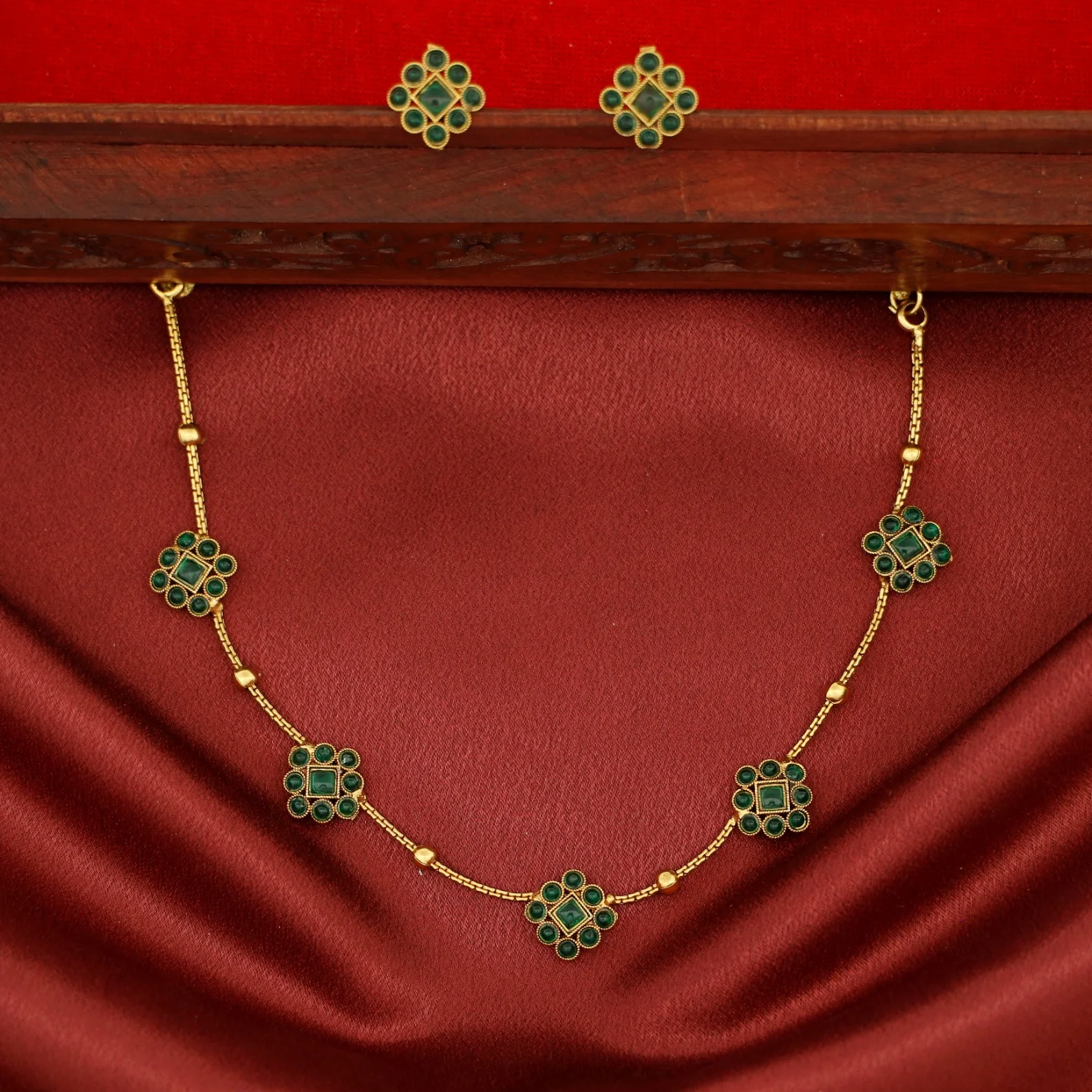 Shakti 5 Diamond Ball Short Neckpiece With Stud - Image 4