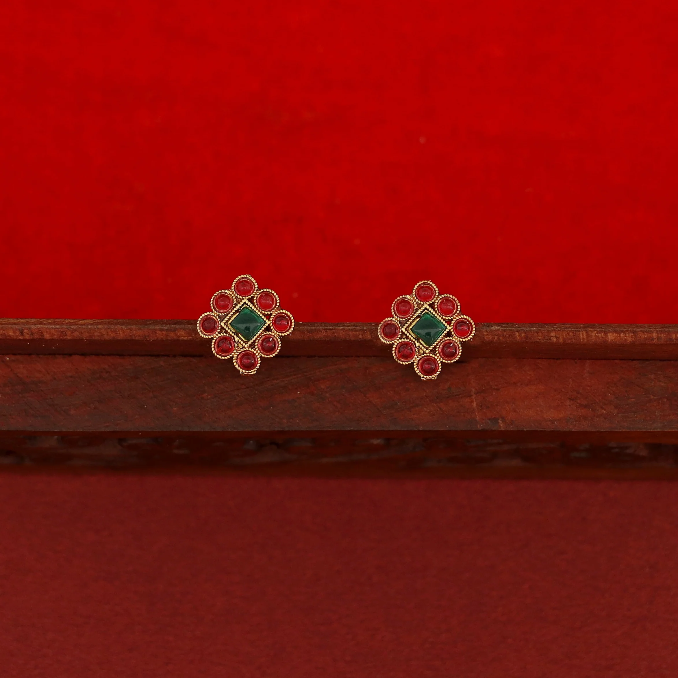 Shakti 5 Diamond Ball Short Neckpiece With Stud - Image 8
