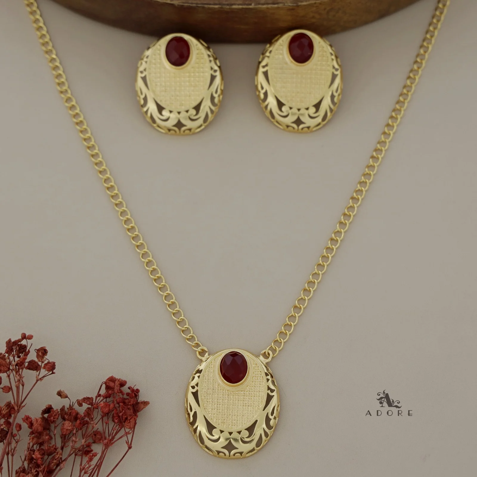Shimzia Golden And Glossy Oval Neckpiece  With Earring - Image 3