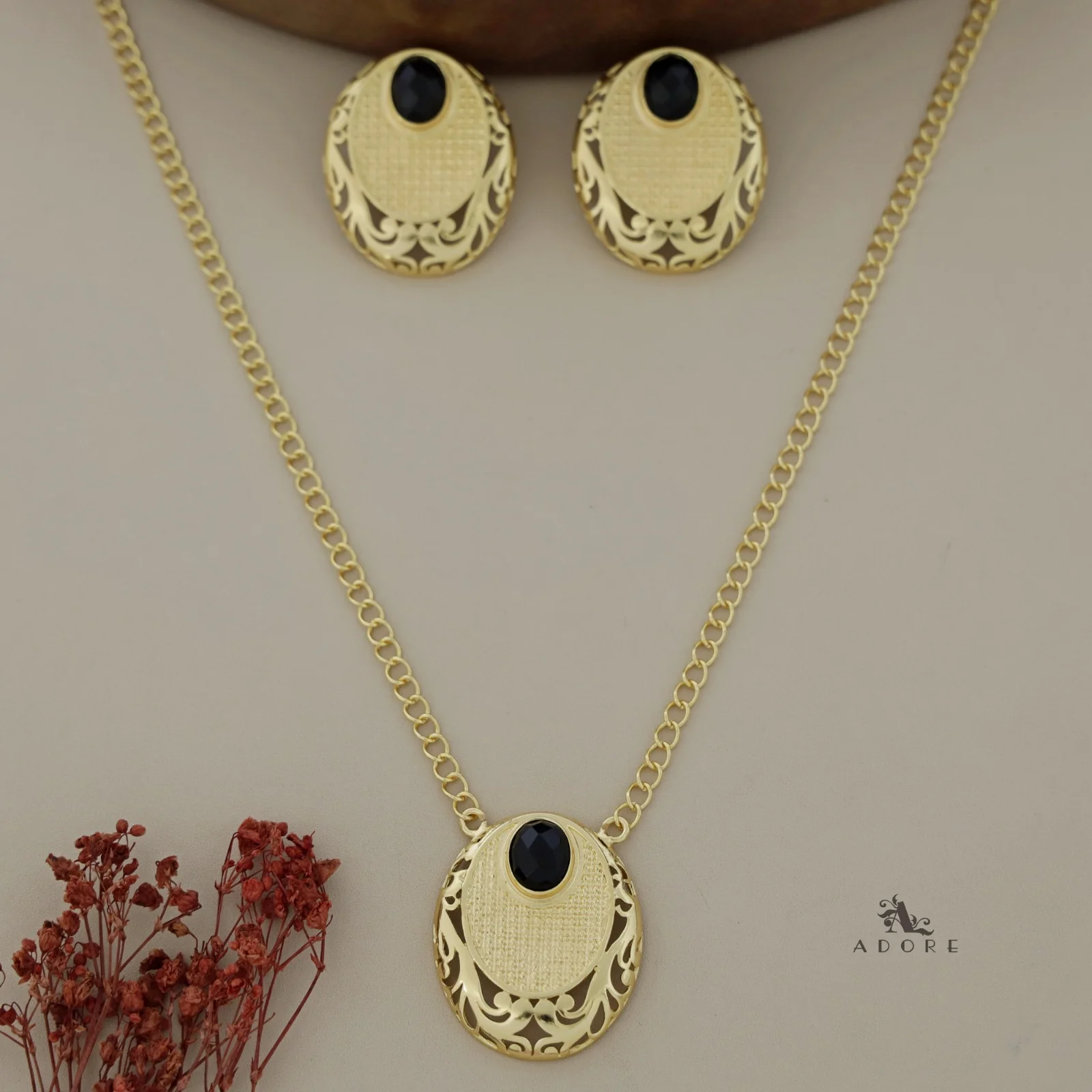 Shimzia Golden And Glossy Oval Neckpiece  With Earring - Image 4