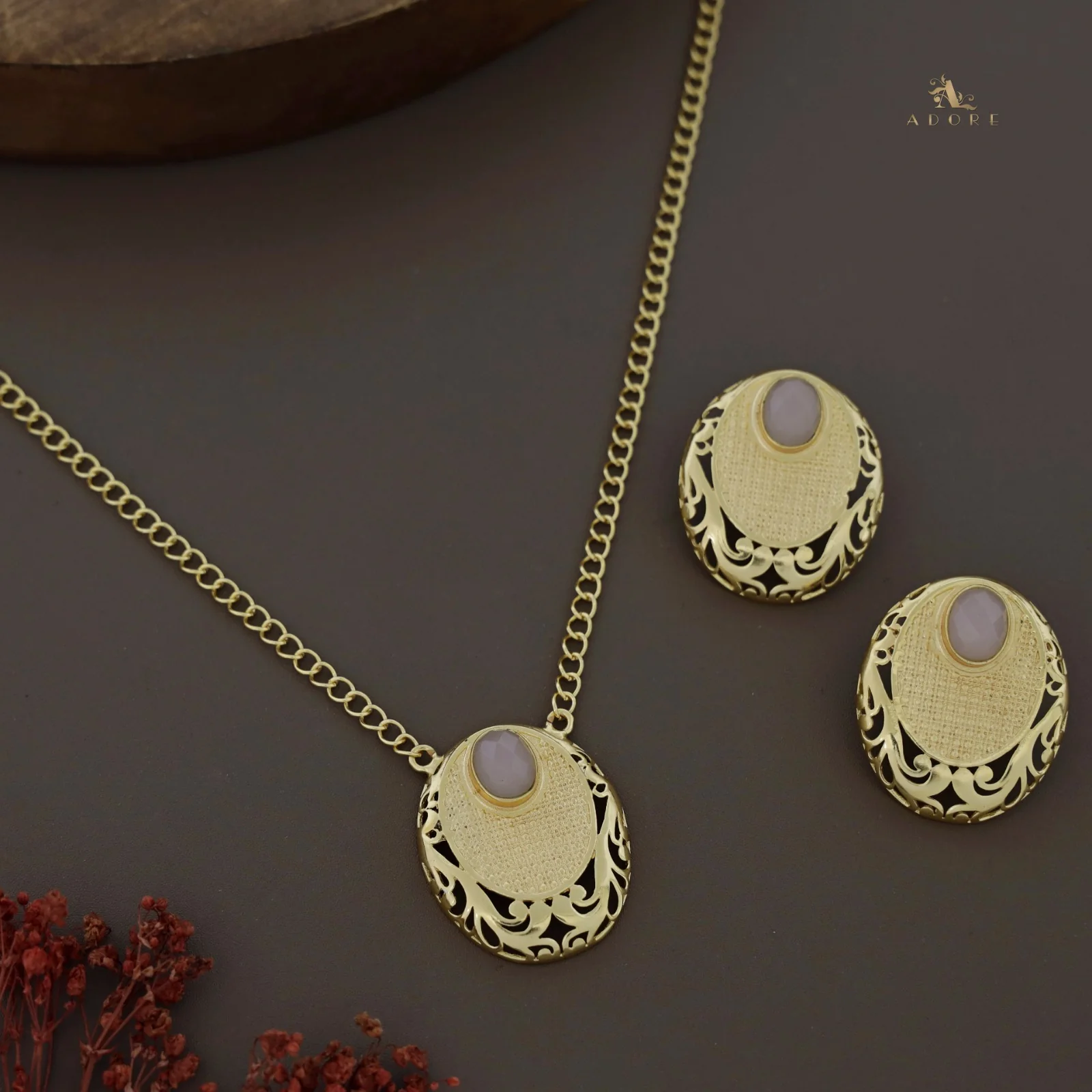 Shimzia Golden And Glossy Oval Neckpiece  With Earring - Image 6