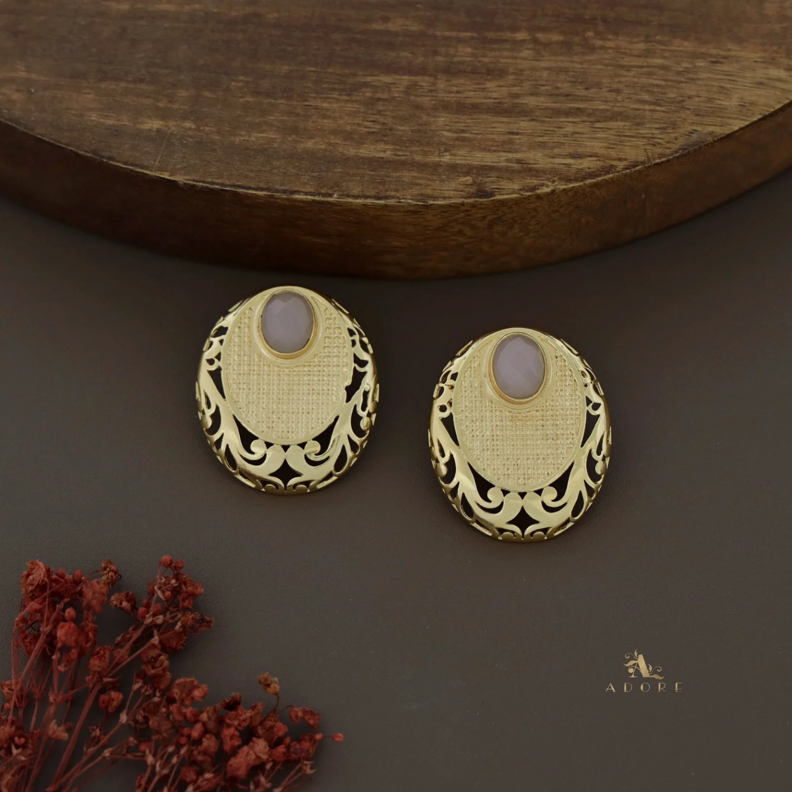 Shimzia Golden And Glossy Oval Neckpiece  With Earring - Image 7