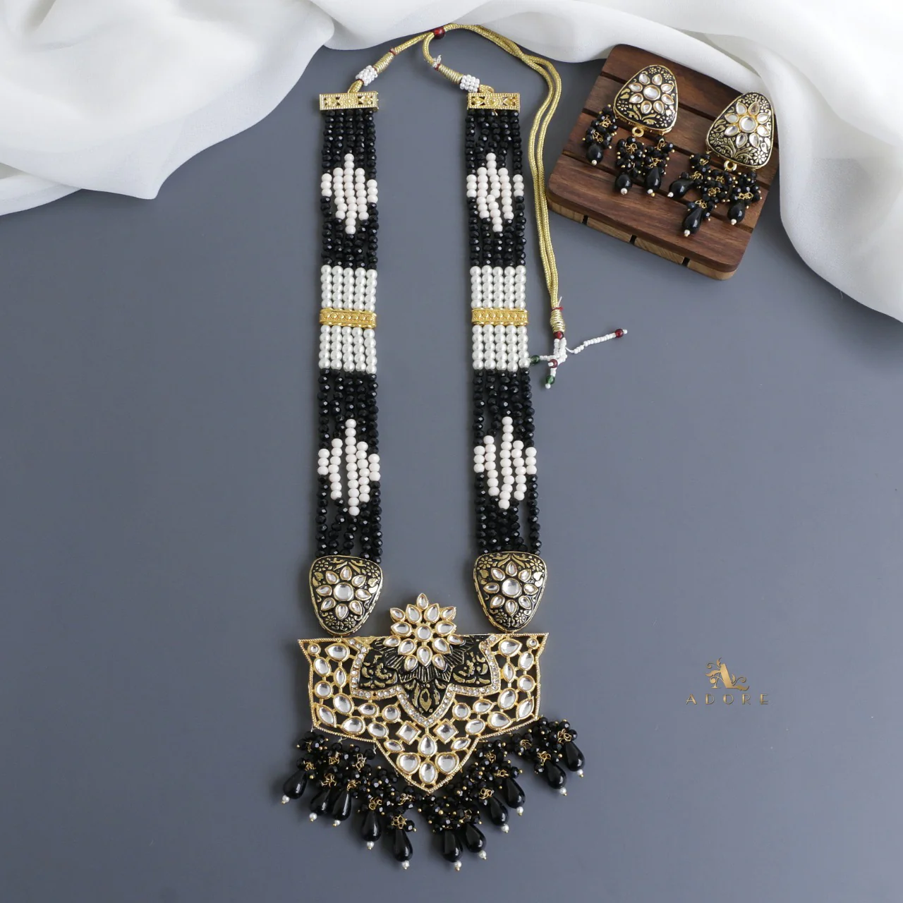 Shivangi Onyx  Kundan Neckpiece With Earring - Image 4