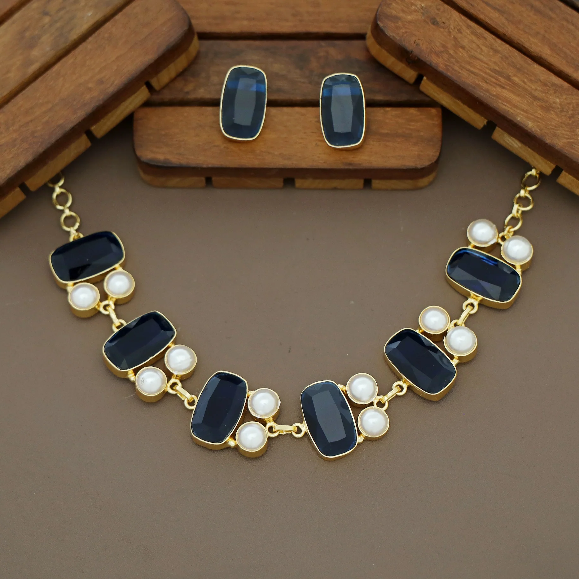Shiya Glossy Rectangle Pearl Choker / Short Neckpiece With Stud - Image 4