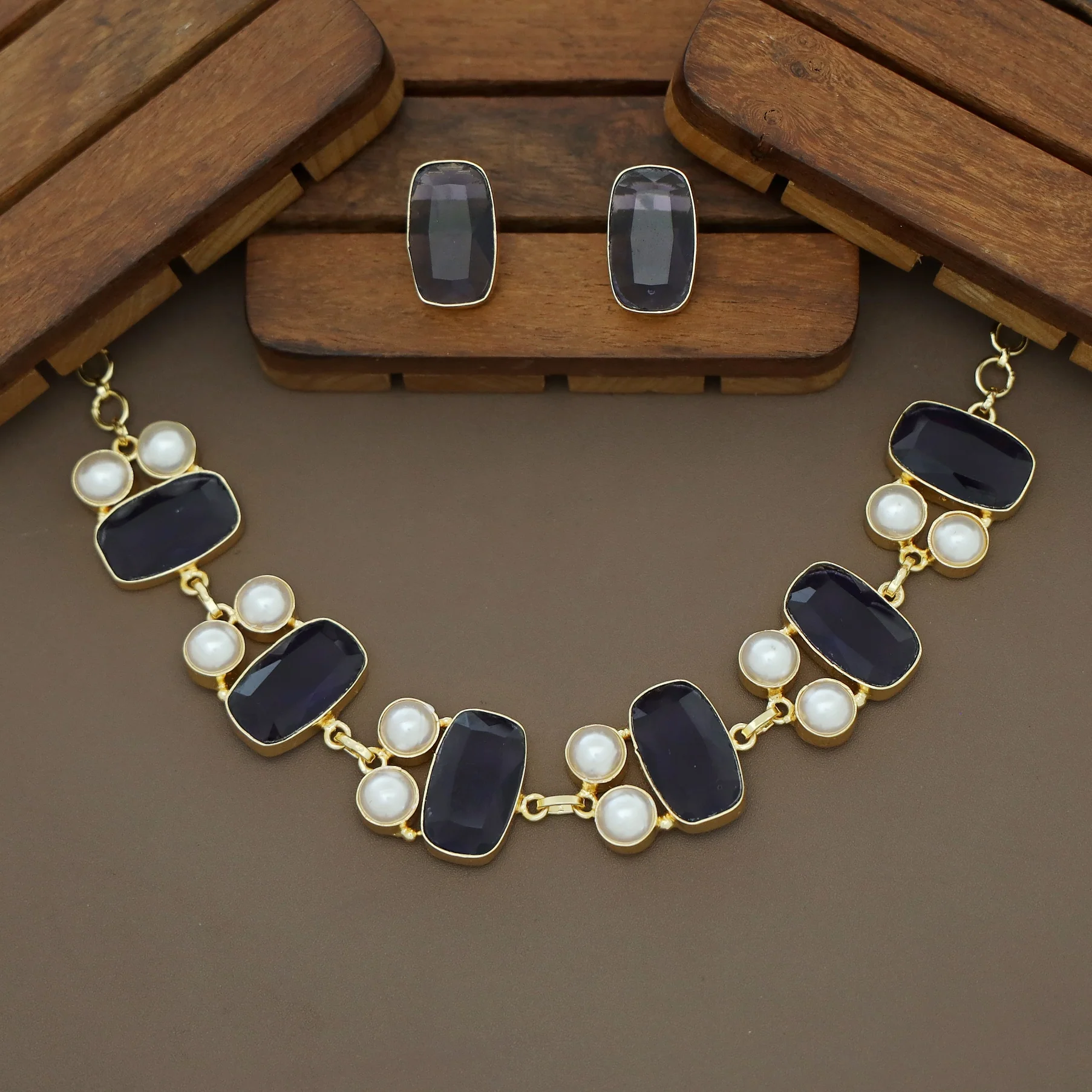 Shiya Glossy Rectangle Pearl Choker / Short Neckpiece With Stud - Image 5