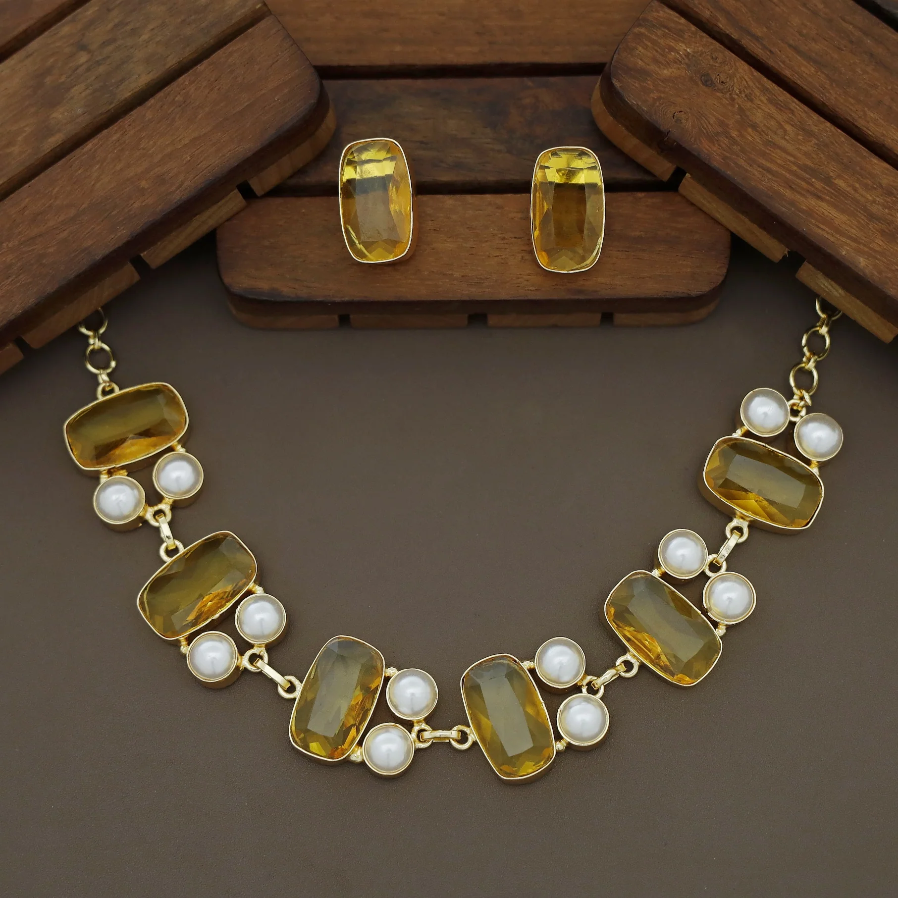 Shiya Glossy Rectangle Pearl Choker / Short Neckpiece With Stud - Image 6