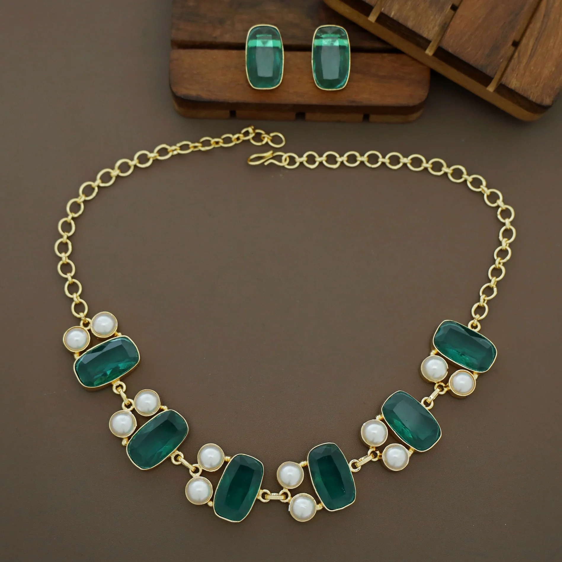 Shiya Glossy Rectangle Pearl Choker / Short Neckpiece With Stud - Image 9