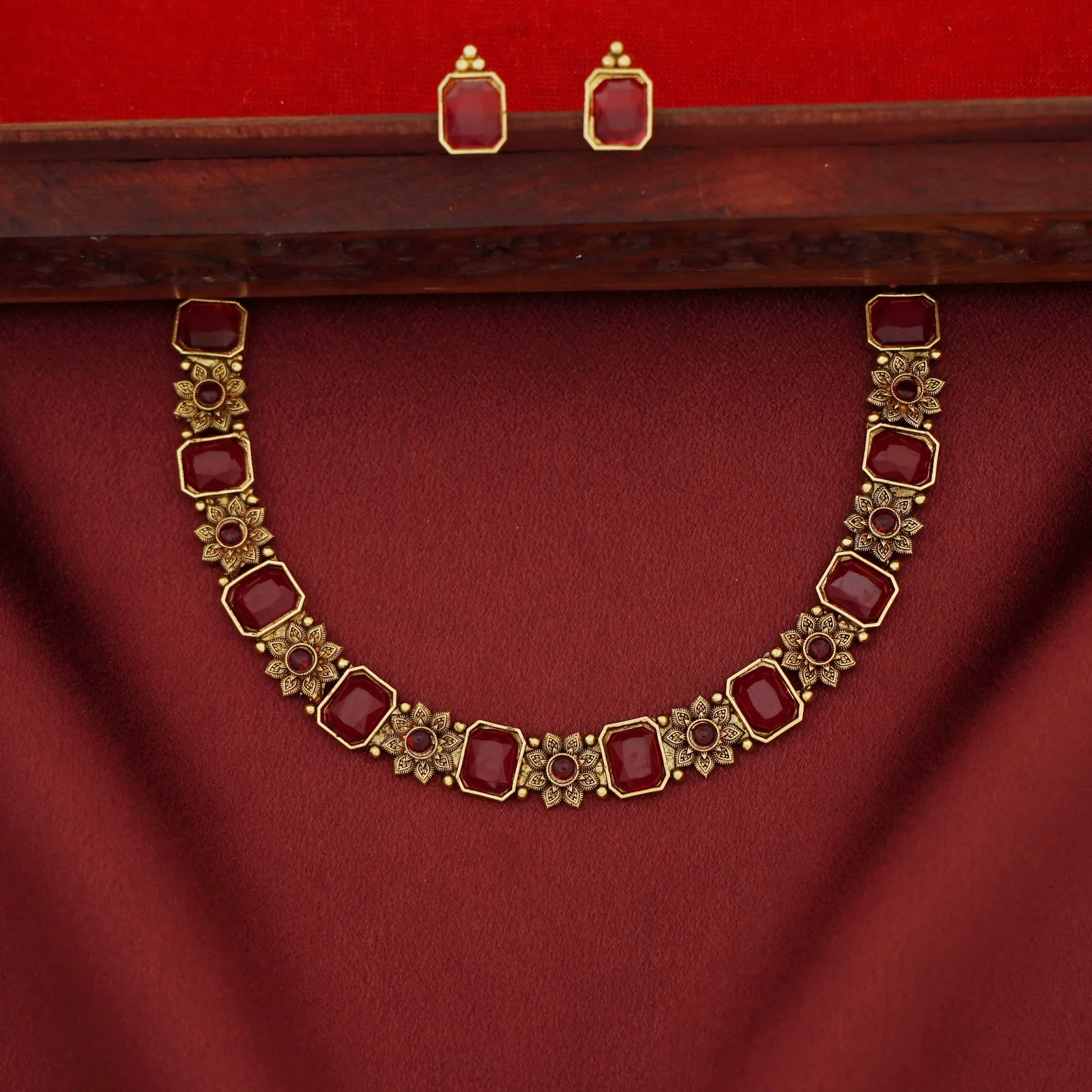 Shriya Flower Rectangle Short Neckpiece with Earring - Image 3