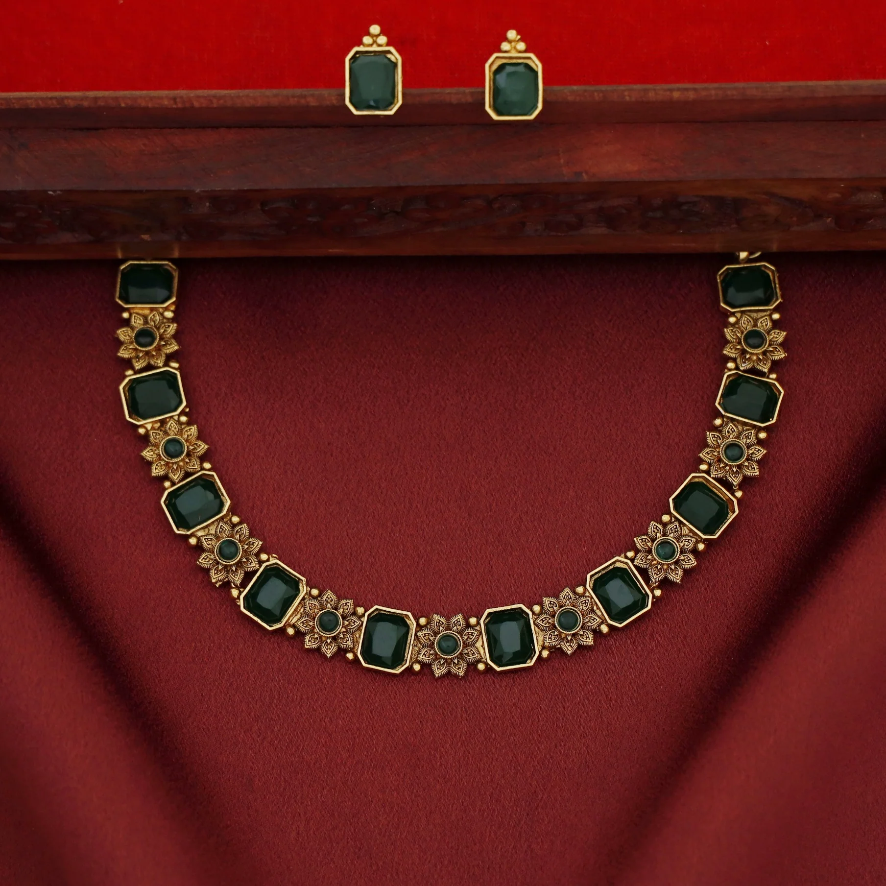 Shriya Flower Rectangle Short Neckpiece with Earring - Image 4
