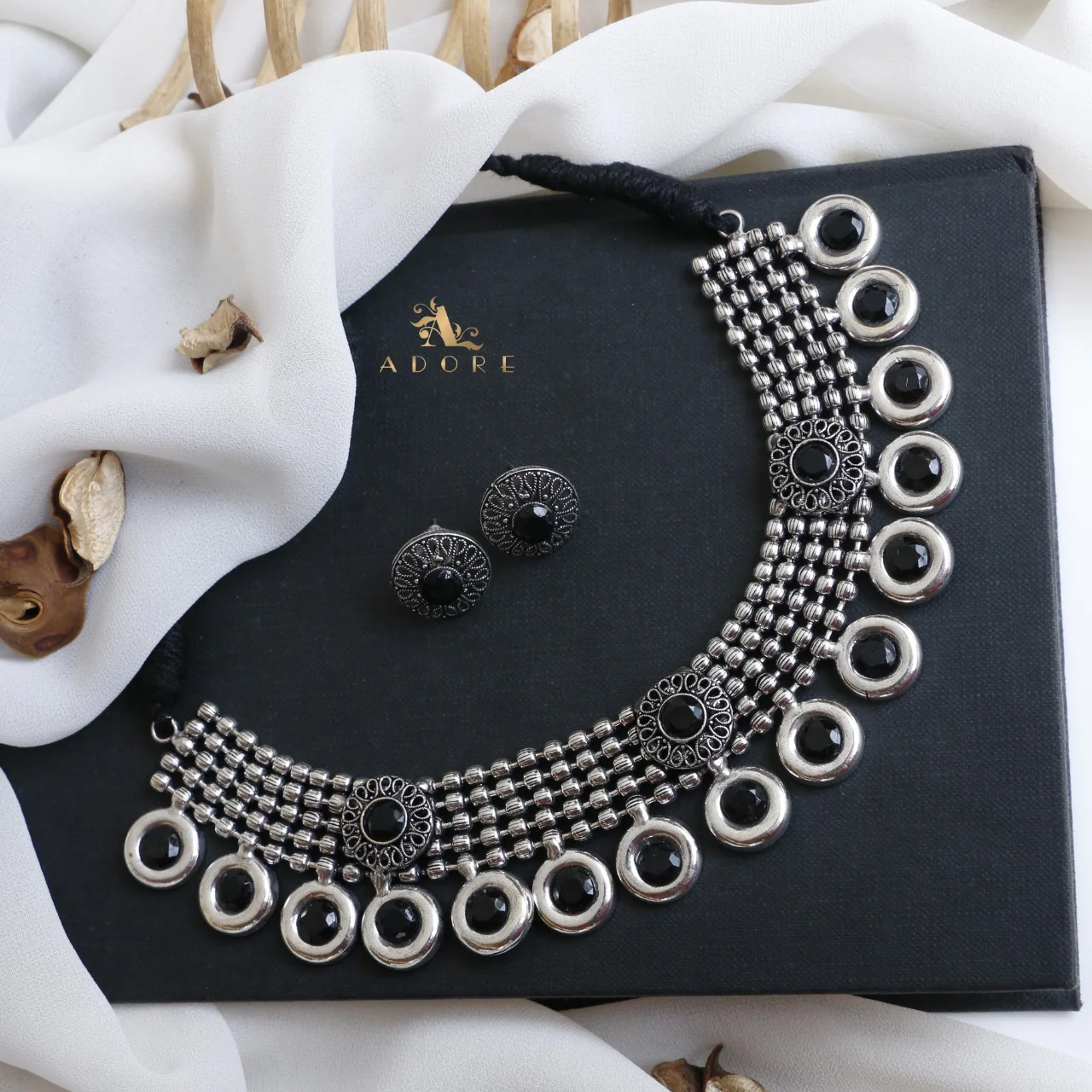 Silver Sagara Neckpiece With Stud - Image 14