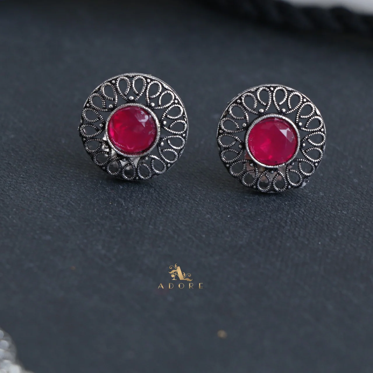 Silver Sagara Neckpiece With Stud - Image 3