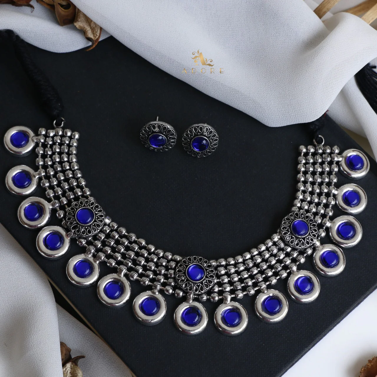 Silver Sagara Neckpiece With Stud - Image 4
