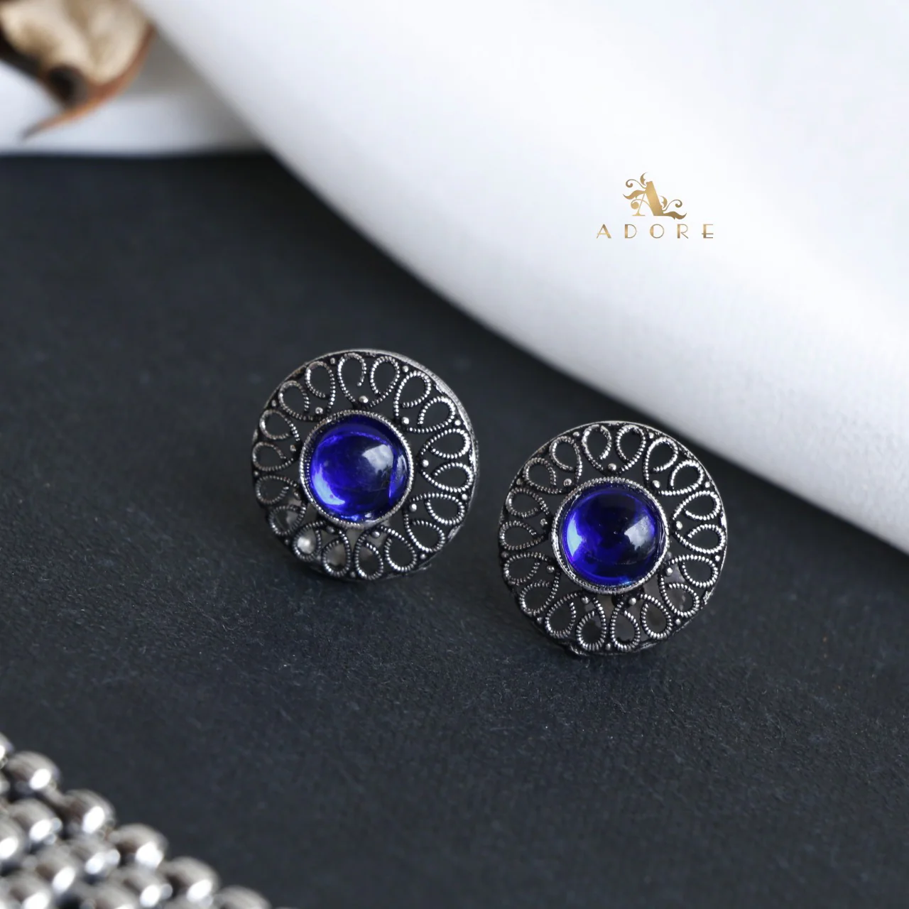 Silver Sagara Neckpiece With Stud - Image 6
