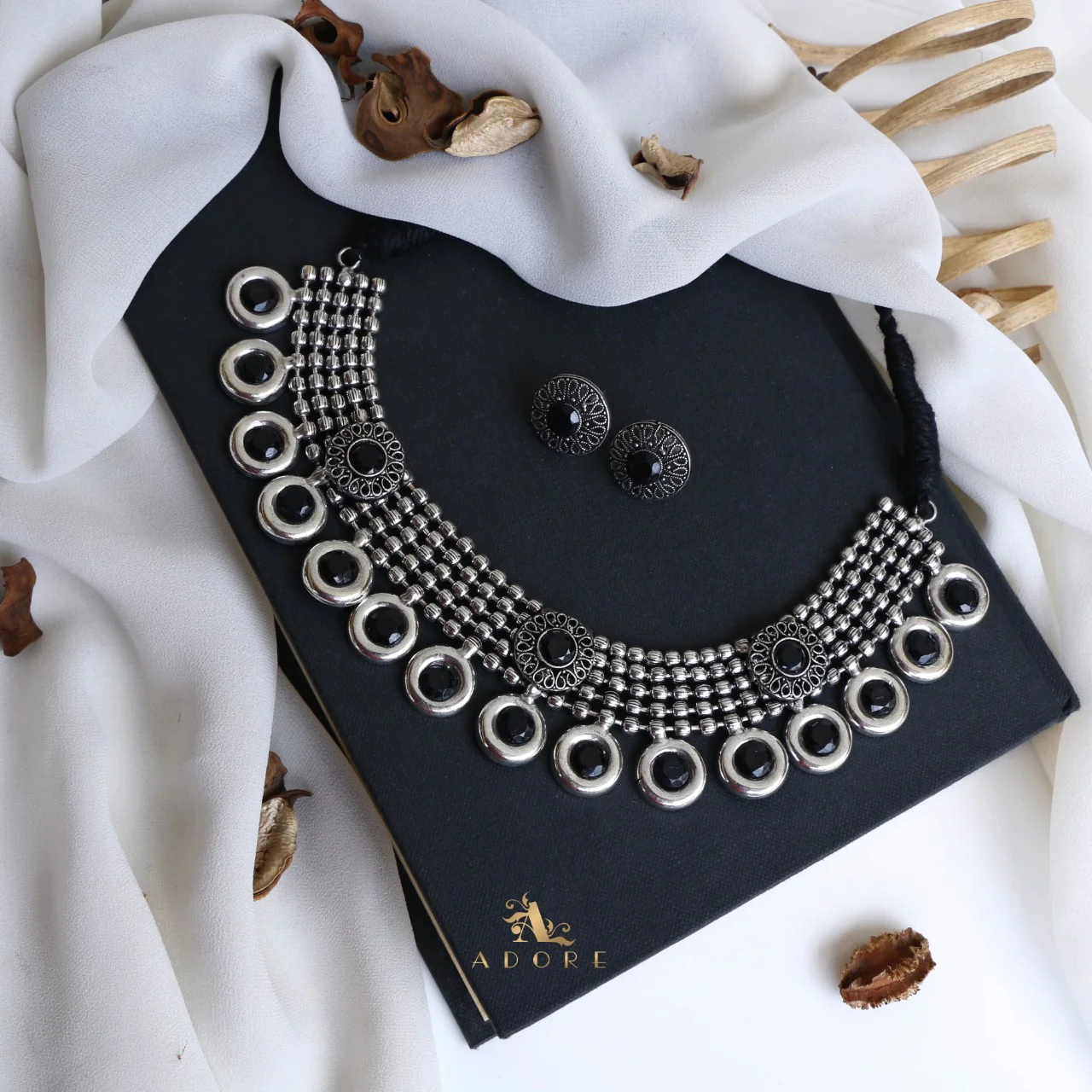 Silver Sagara Neckpiece With Stud - Image 7