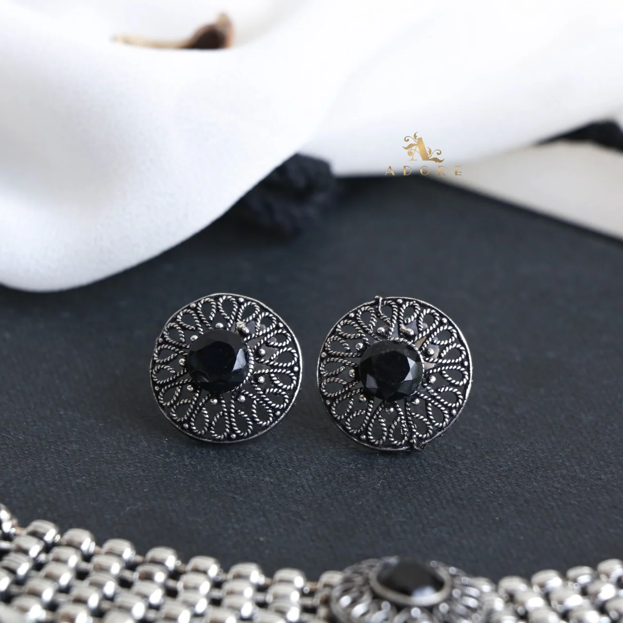 Silver Sagara Neckpiece With Stud - Image 9