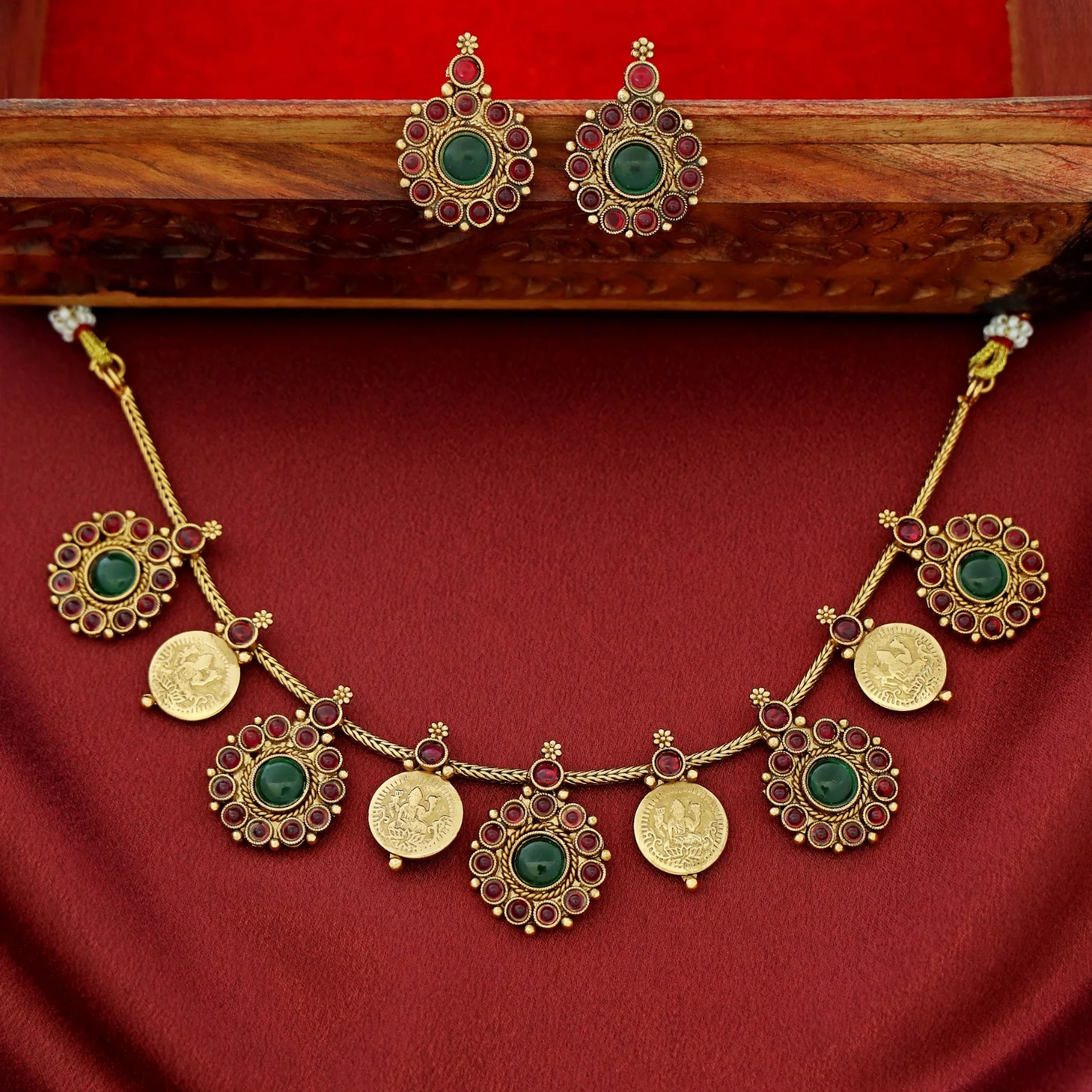 Sreelekha Floral Kashi Short Neckpiece With Earring - Image 4