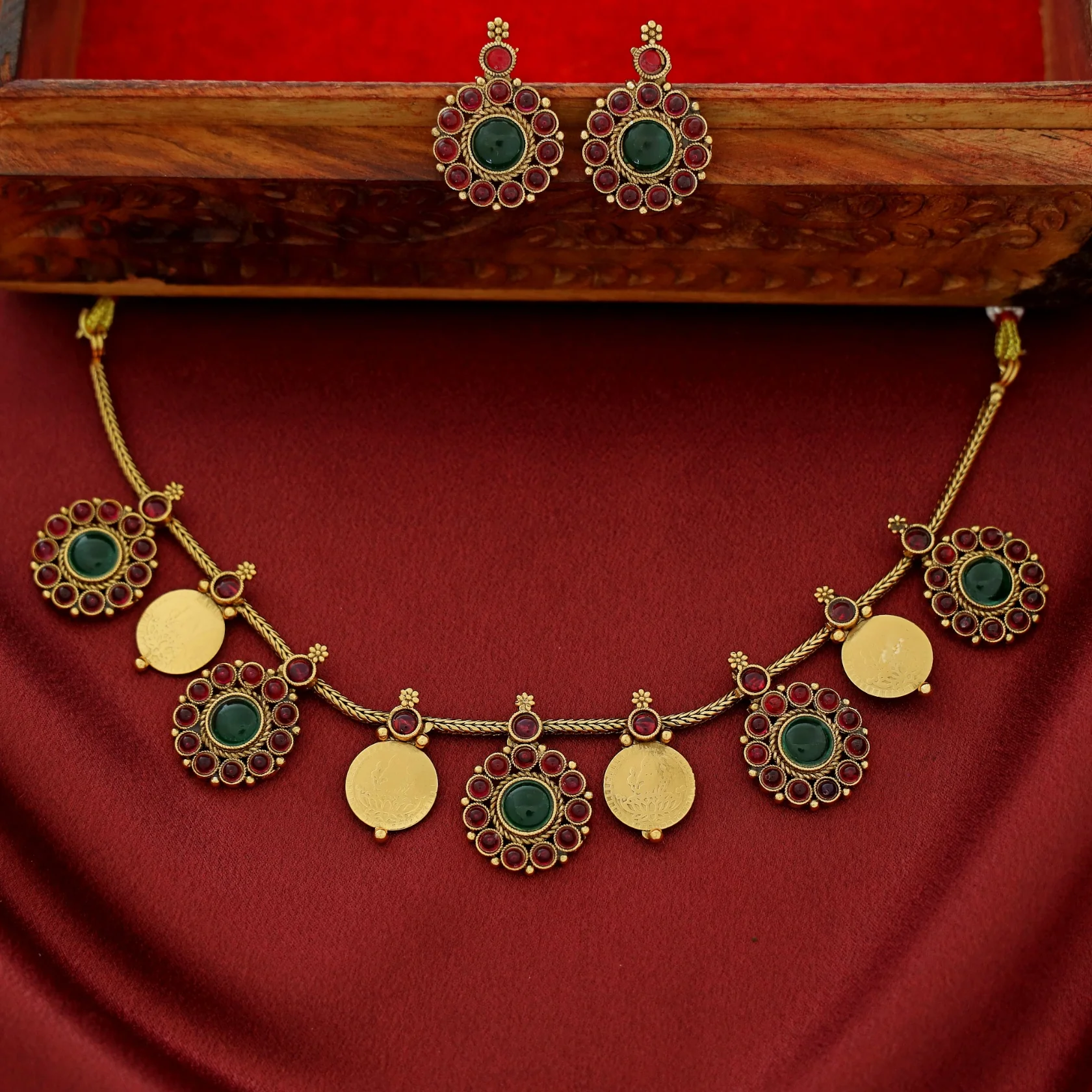 Sreelekha Floral Kashi Short Neckpiece With Earring - Image 5