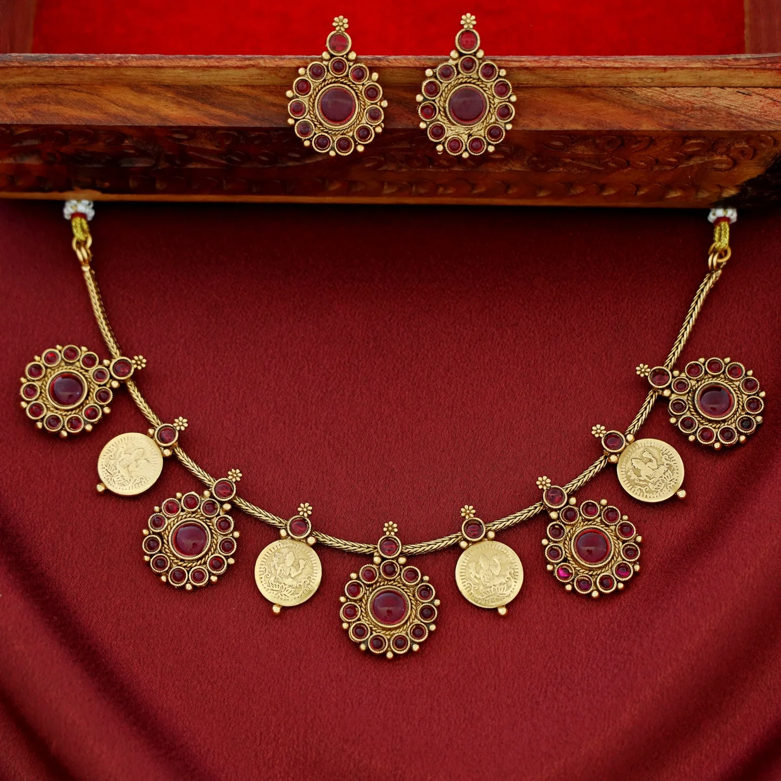 Sreelekha Floral Kashi Short Neckpiece With Earring - Image 6