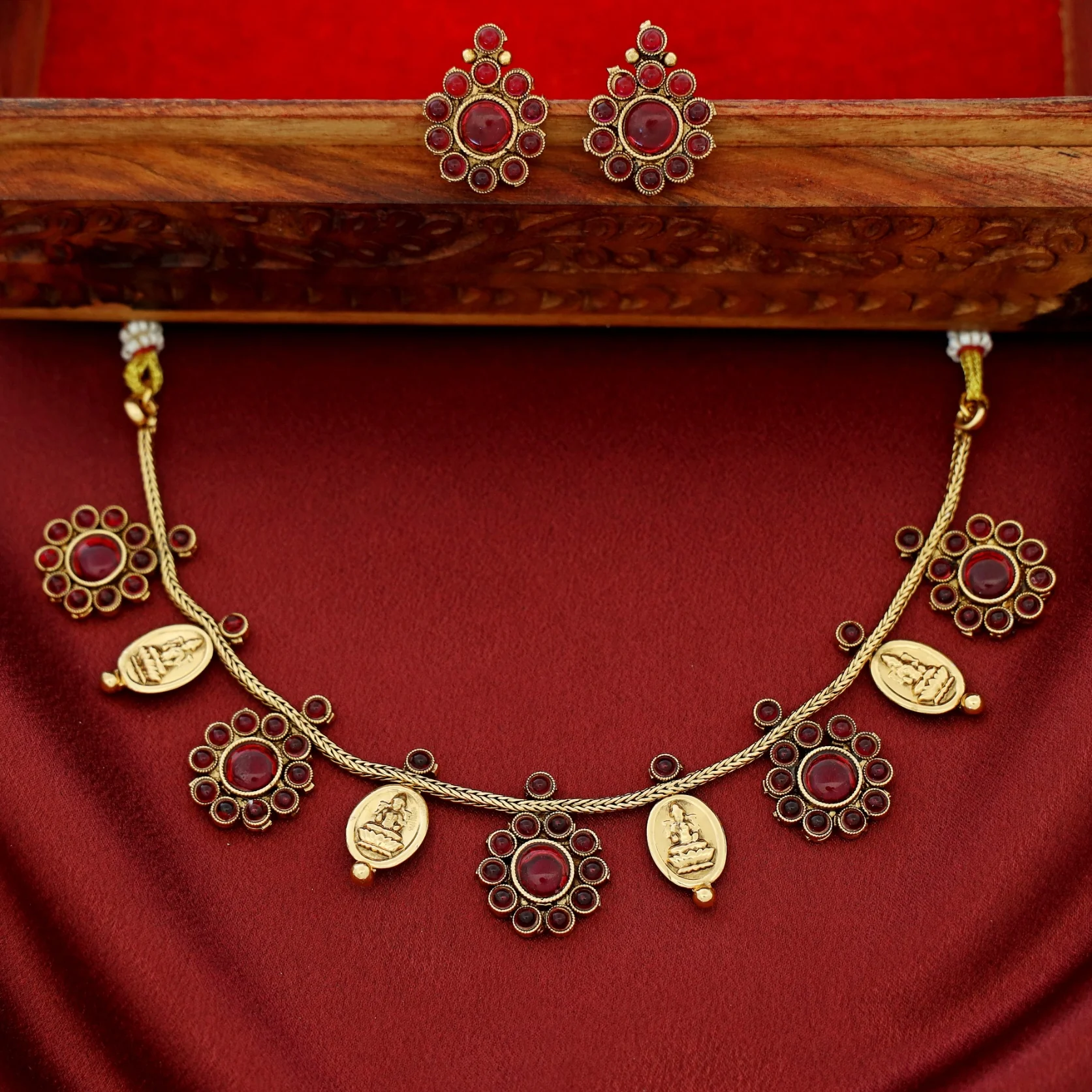 Sreelekha Floral Oval Kashi Short Neckpiece With Earring - Image 3