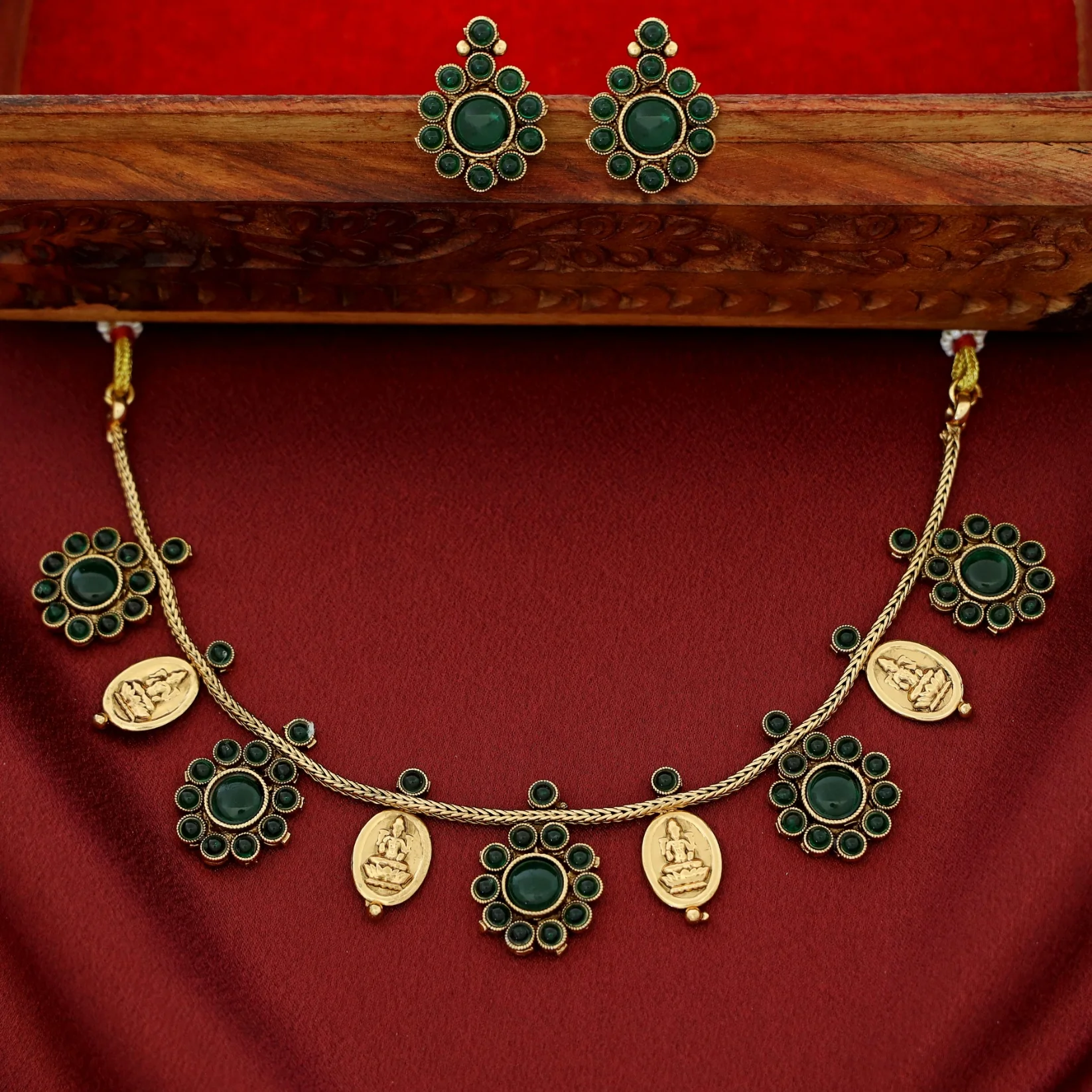 Sreelekha Floral Oval Kashi Short Neckpiece With Earring - Image 4