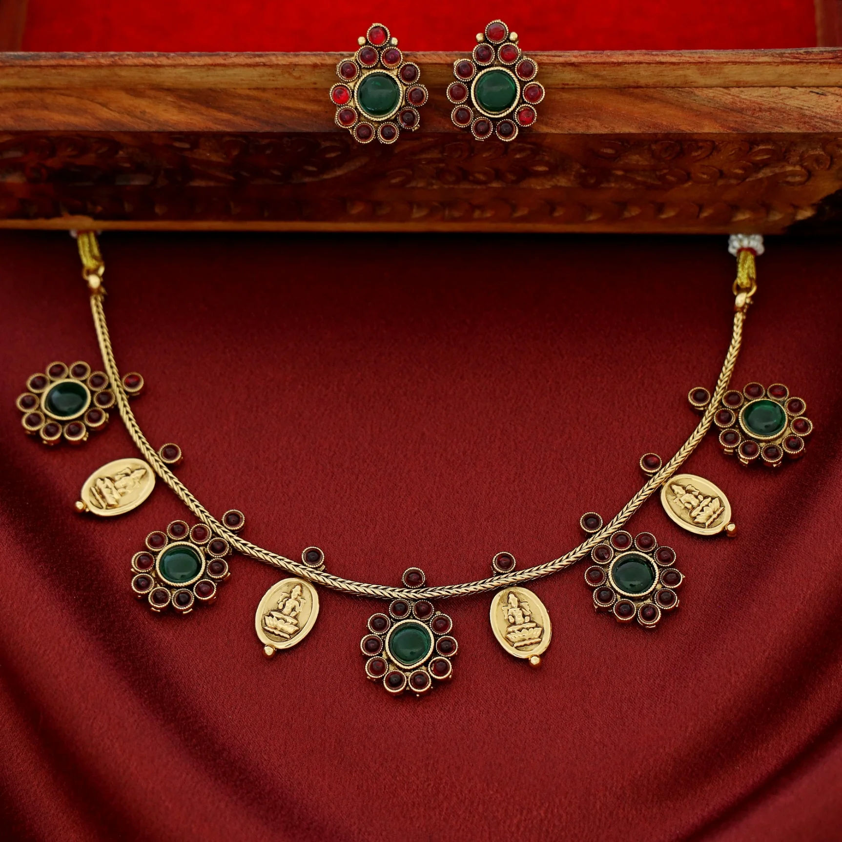 Sreelekha Floral Oval Kashi Short Neckpiece With Earring - Image 5
