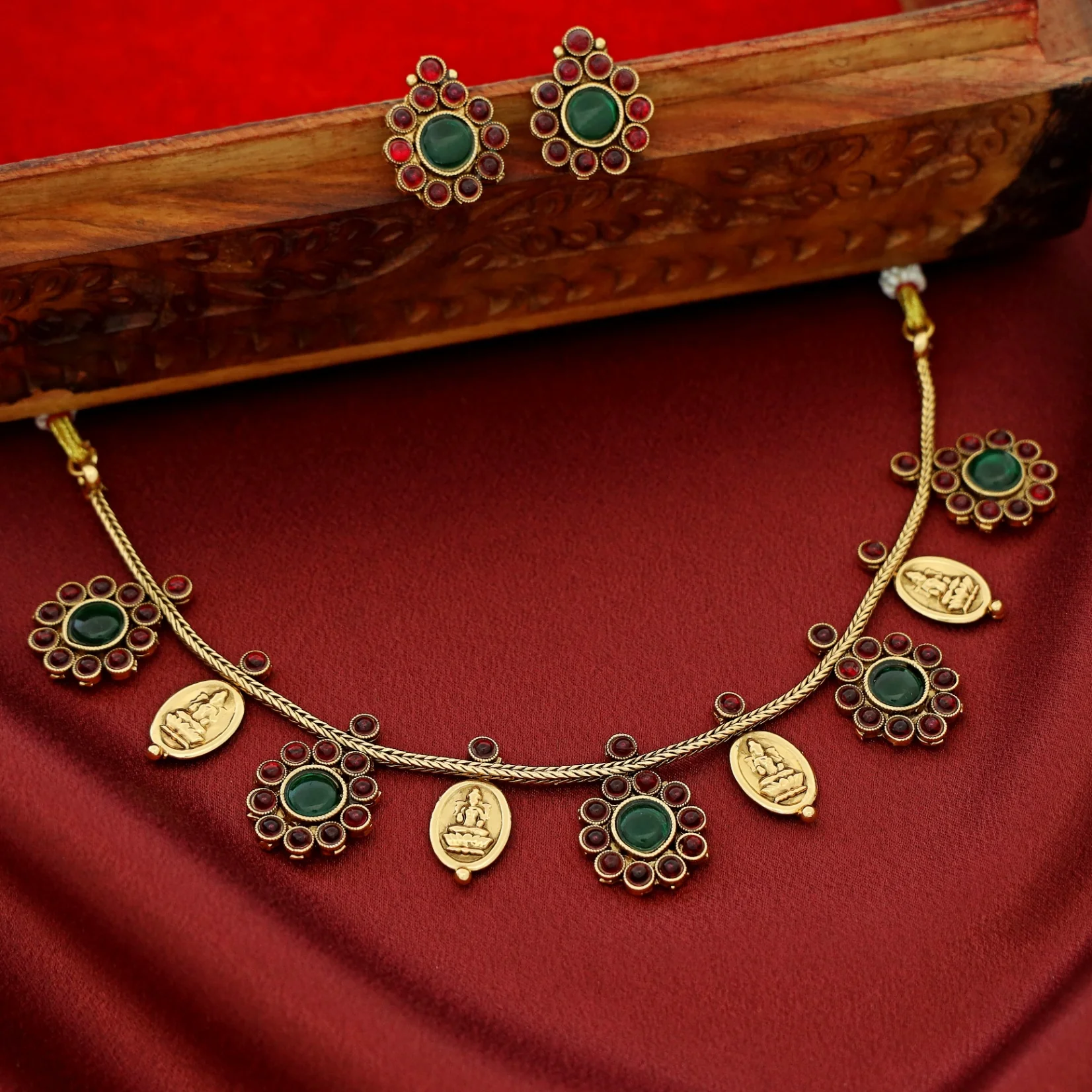 Sreelekha Floral Oval Kashi Short Neckpiece With Earring - Image 6