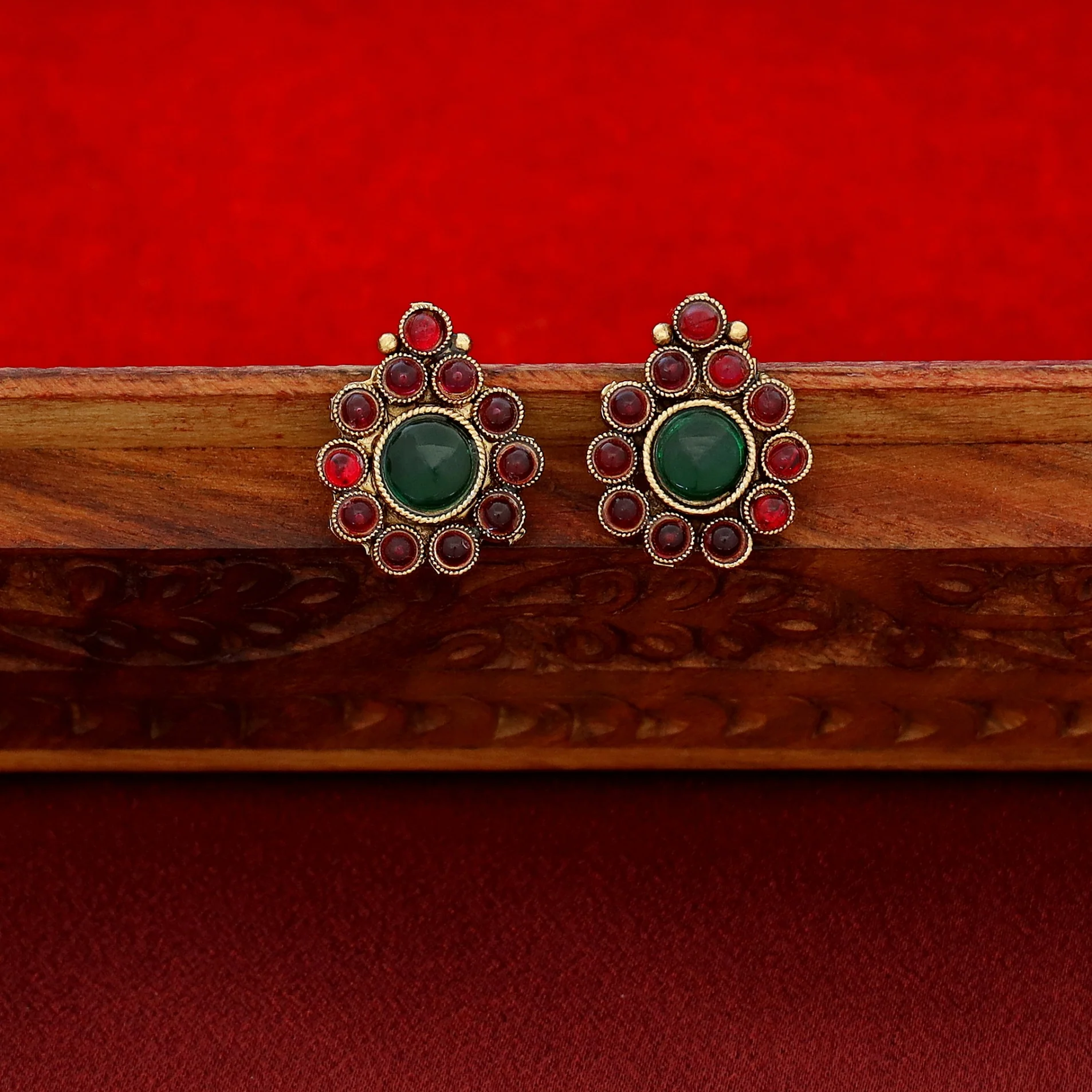 Sreelekha Floral Oval Kashi Short Neckpiece With Earring - Image 7