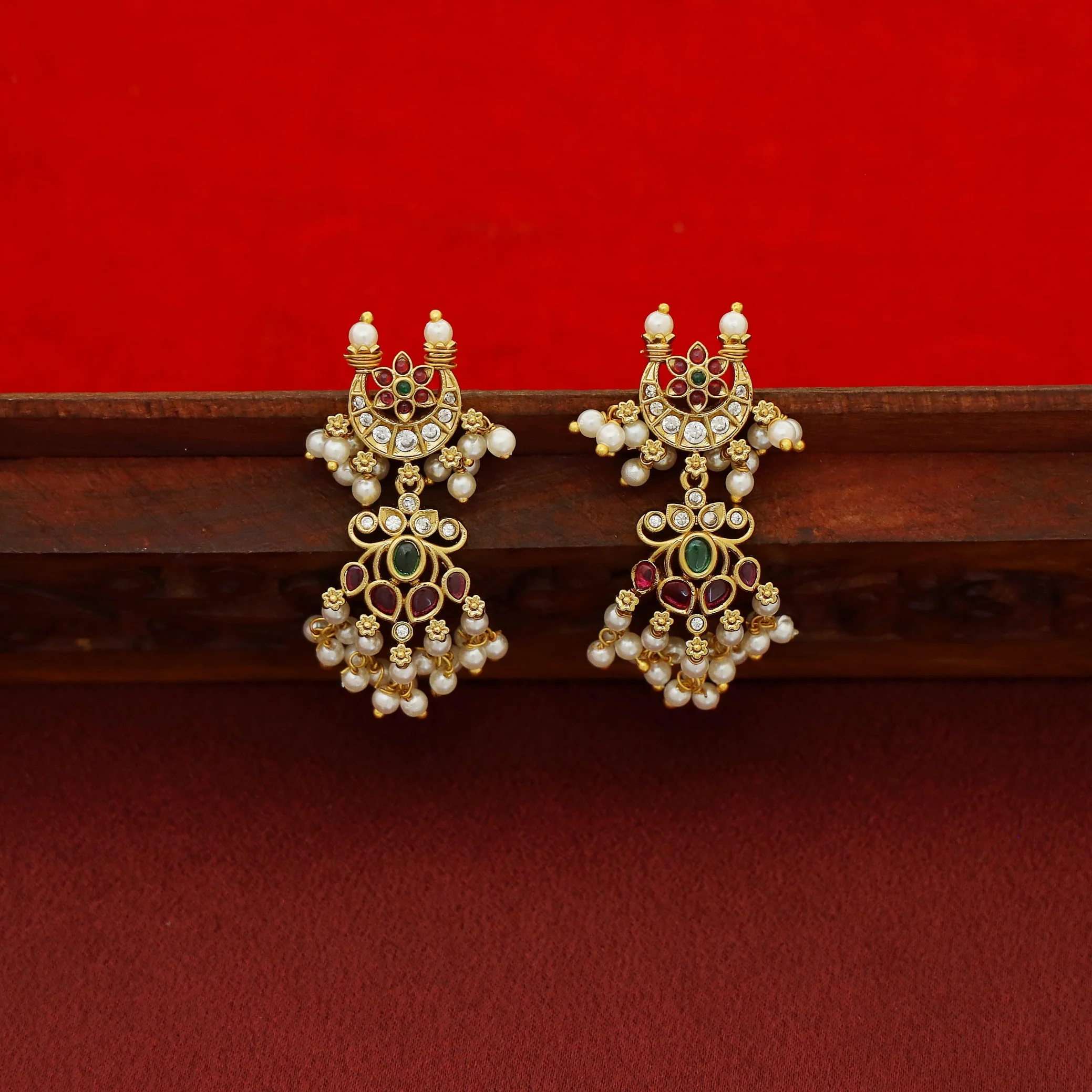 Sreemayi Half Moon Cluster Pearl Floral Short Neckpiece With Earring - Image 7