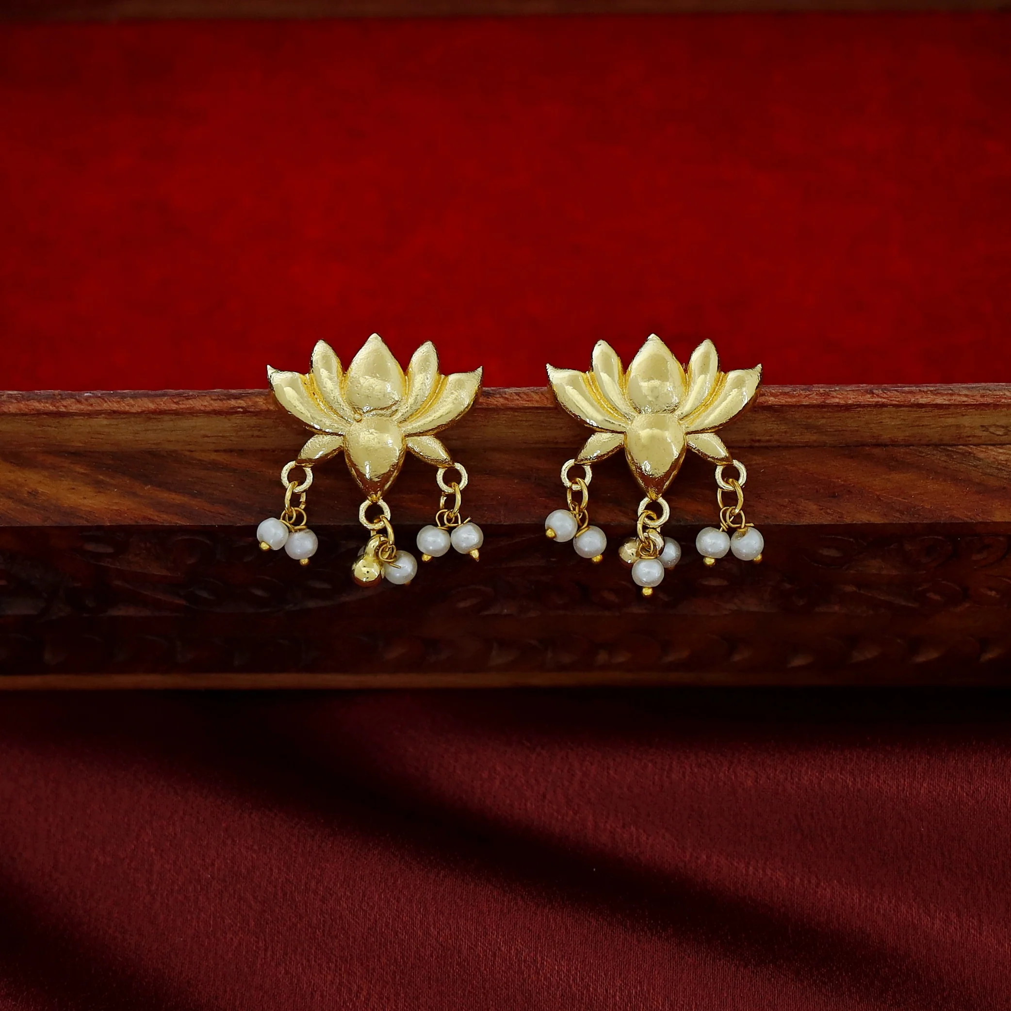 Srinika Lotus Pearl Short Neckpiece With Earring - Image 4